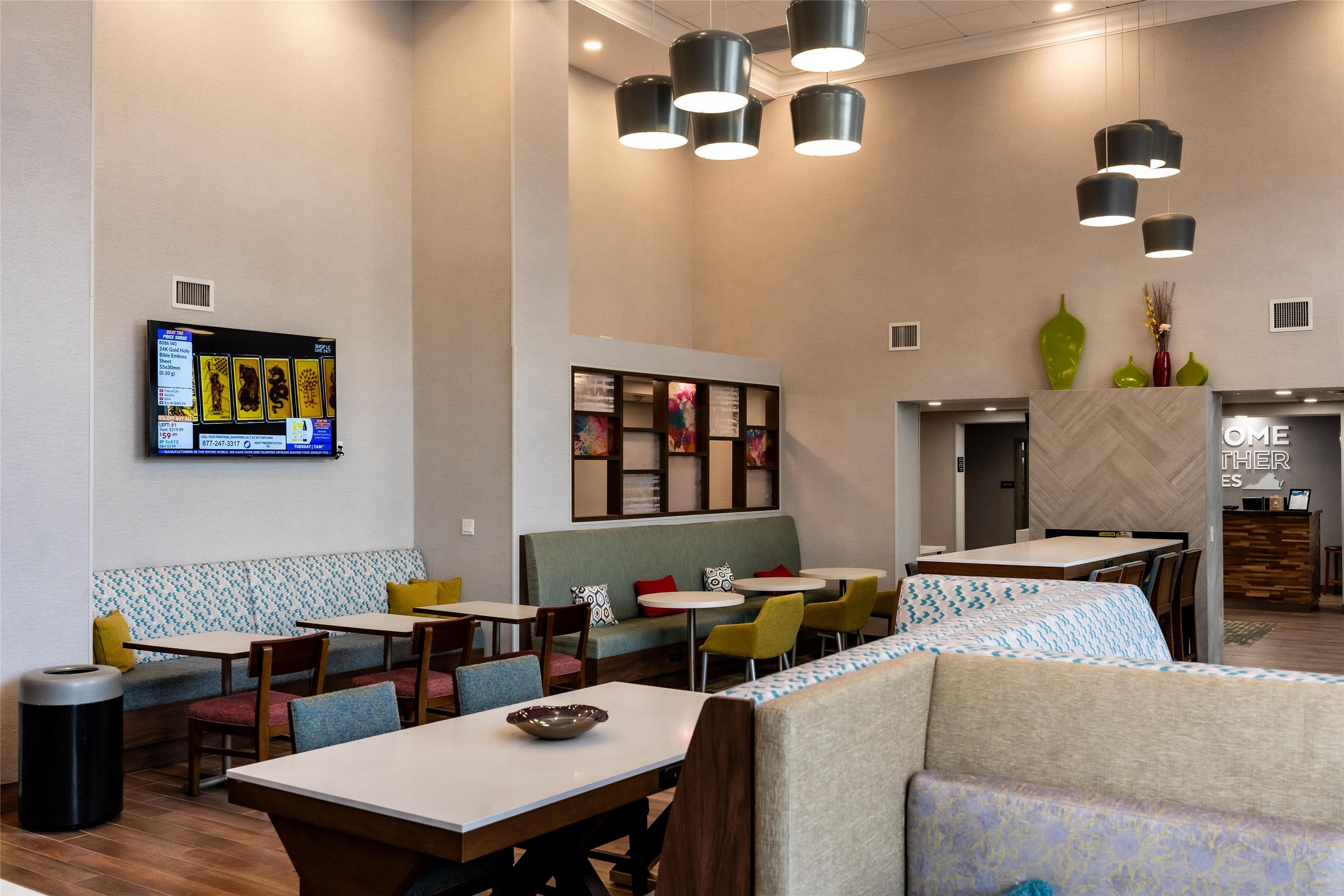 Breakfast Area | Hampton Inn & Suites Leesburg