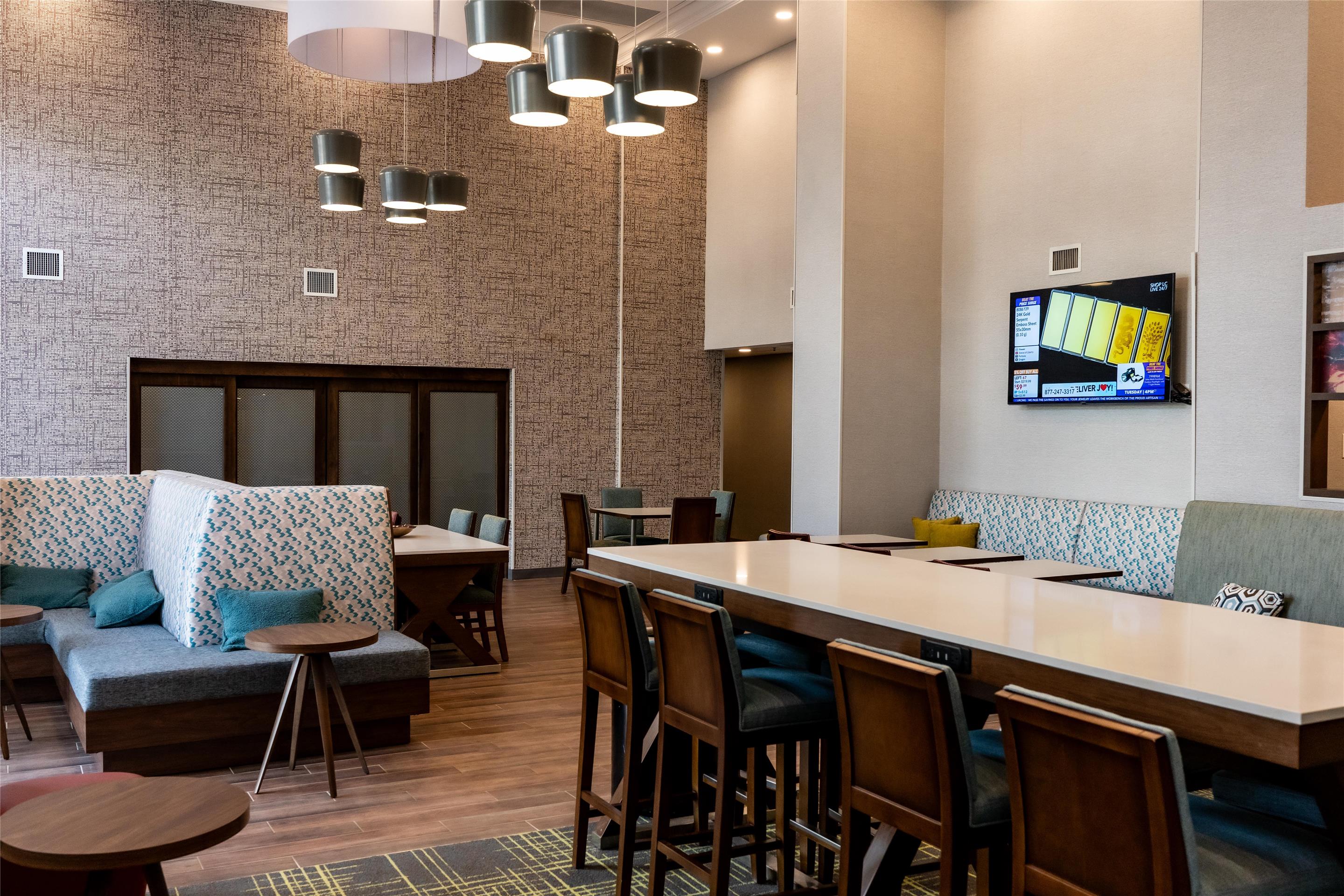 Breakfast Area | Hampton Inn & Suites Leesburg