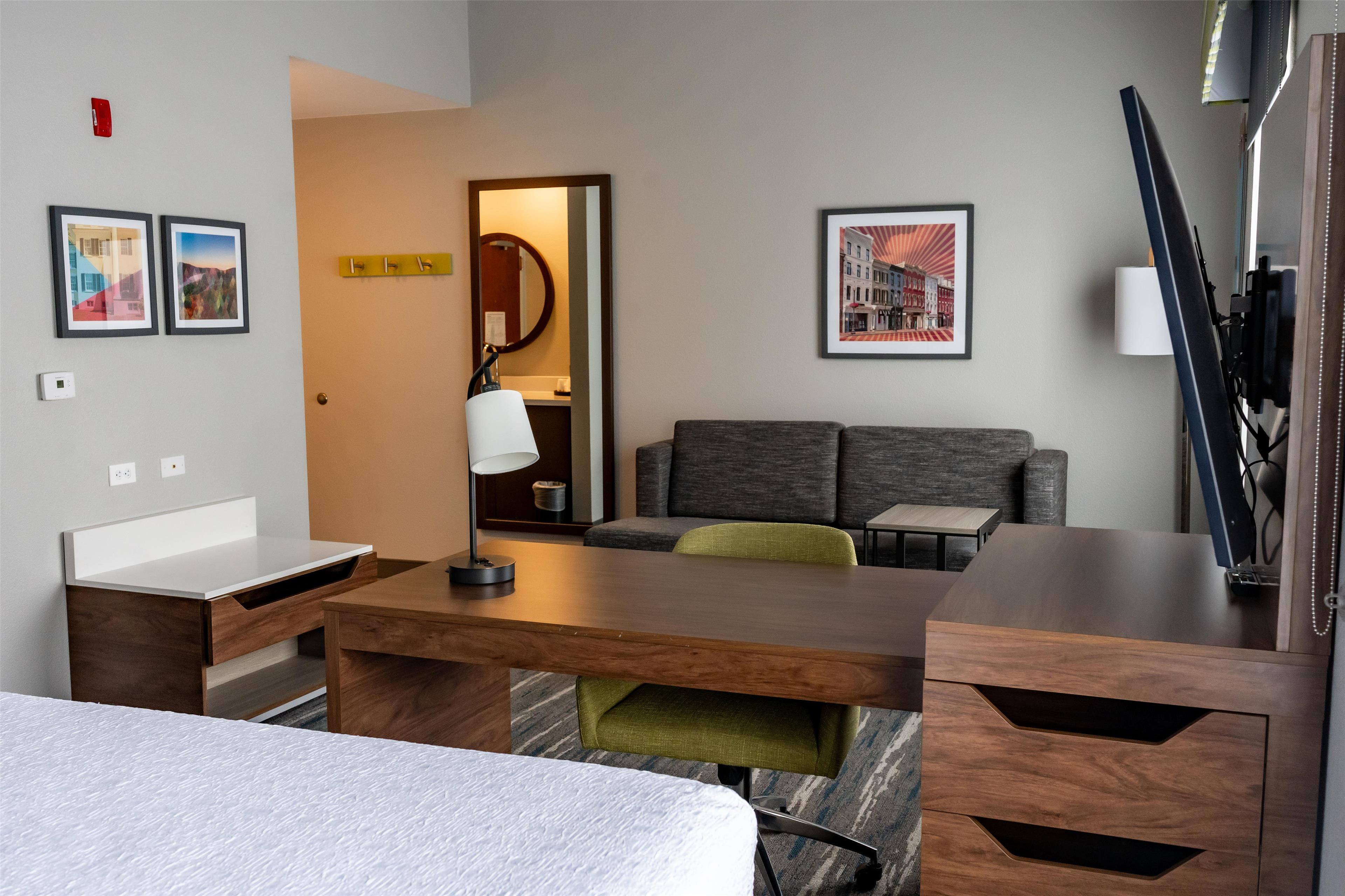 Hampton Inn and Suites Leesburg Room Type - 1KING STUDY SOFABED NOSMOK