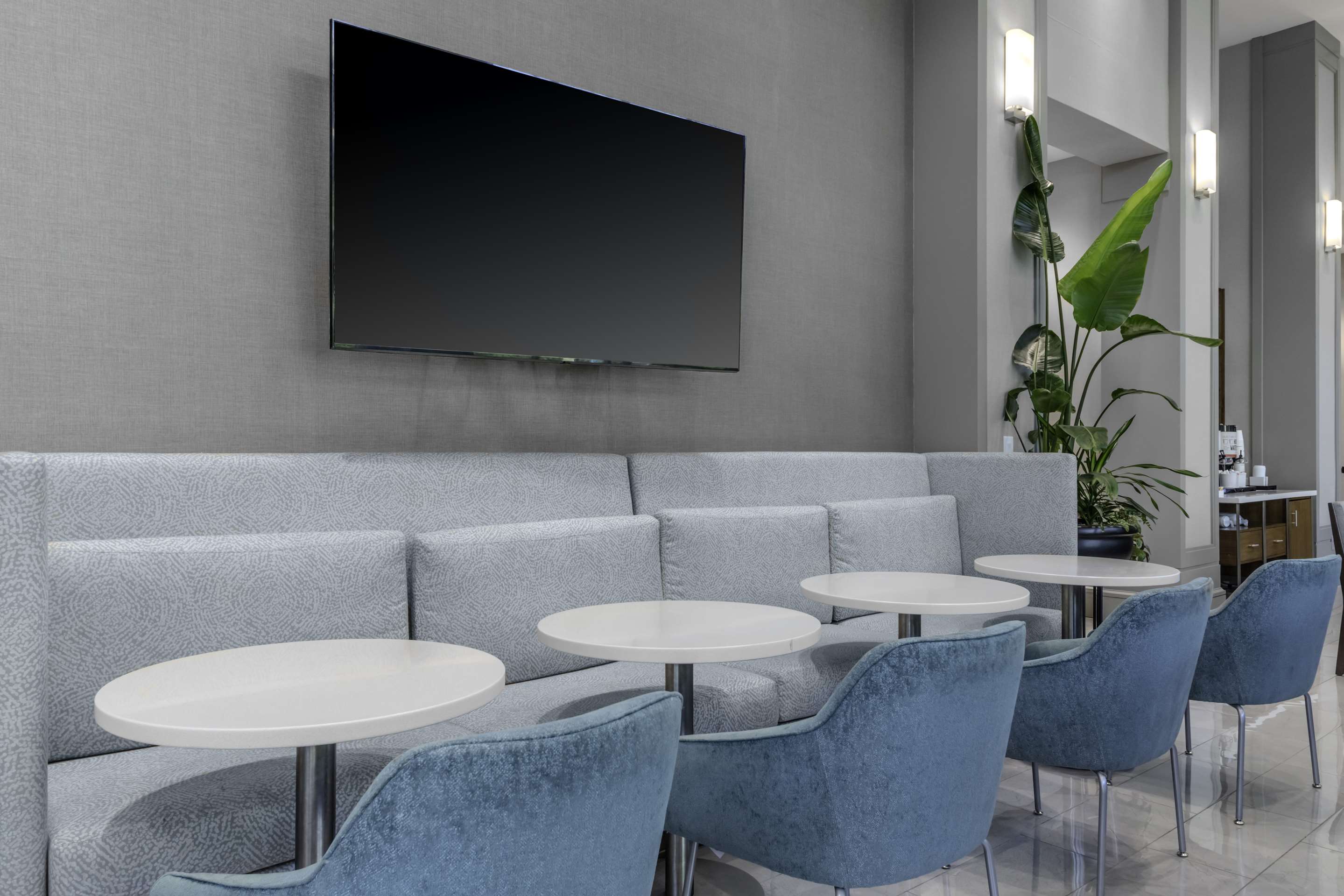 Lobby | Hampton Inn & Suites Arlington Crystal City DCA