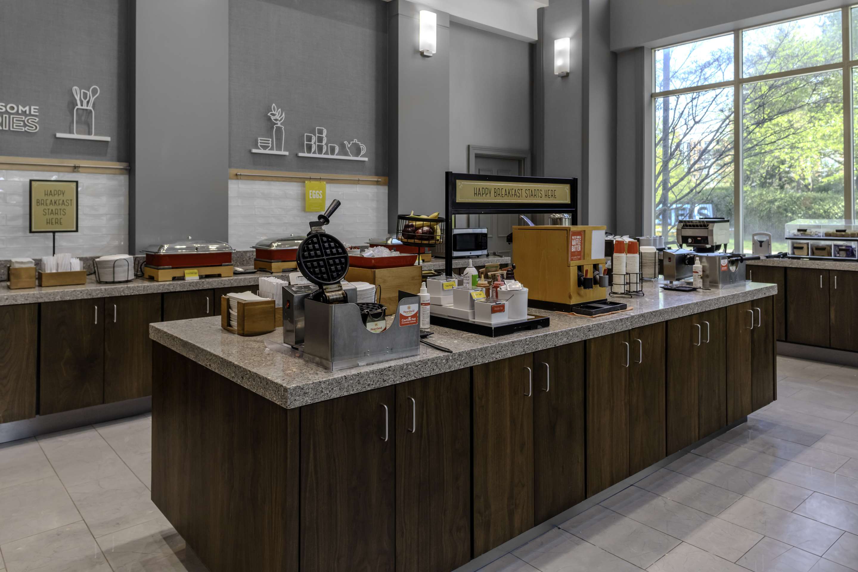 Breakfast Area | Hampton Inn & Suites Arlington Crystal City DCA