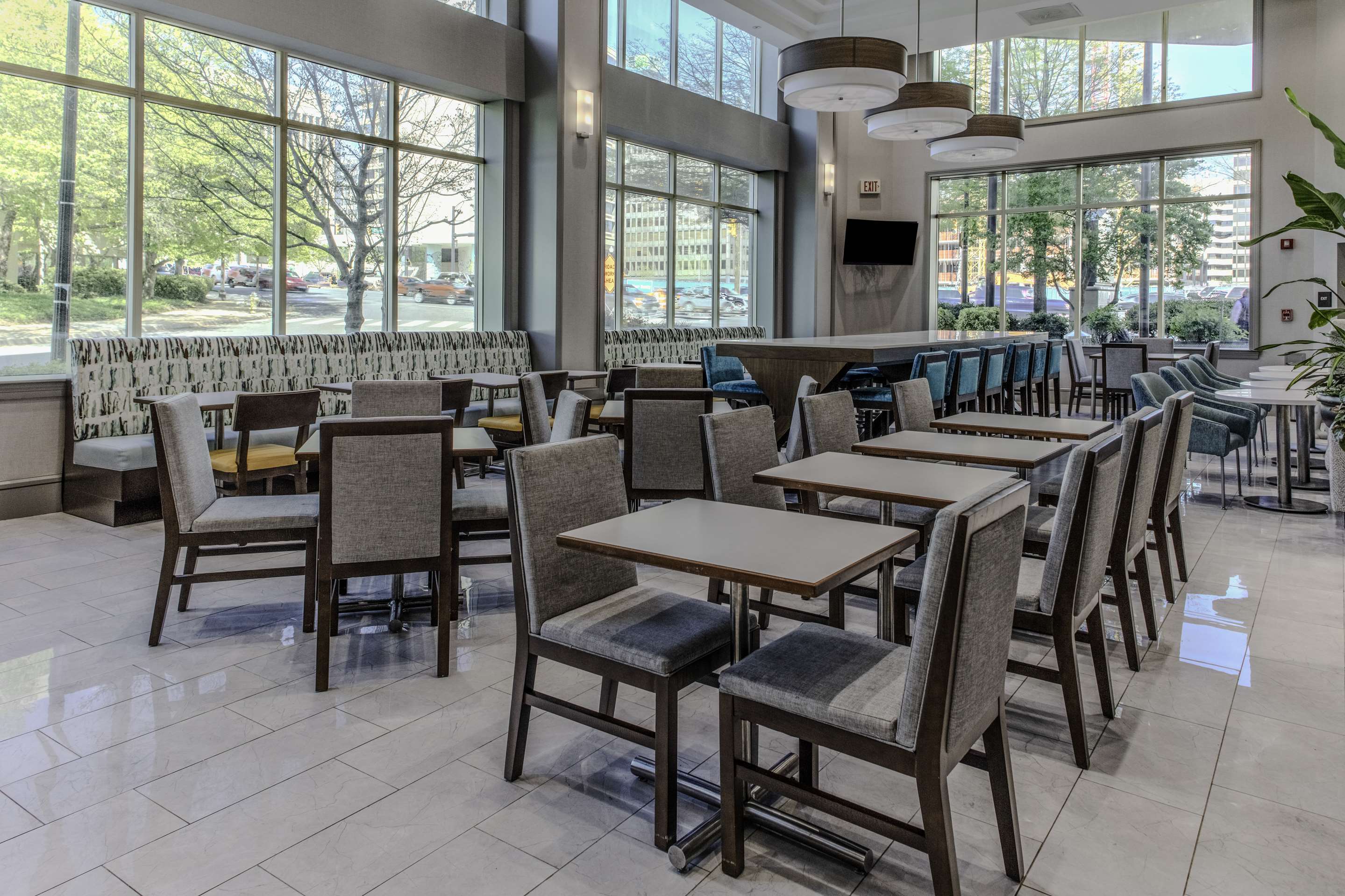 Breakfast Area | Hampton Inn & Suites Arlington Crystal City DCA