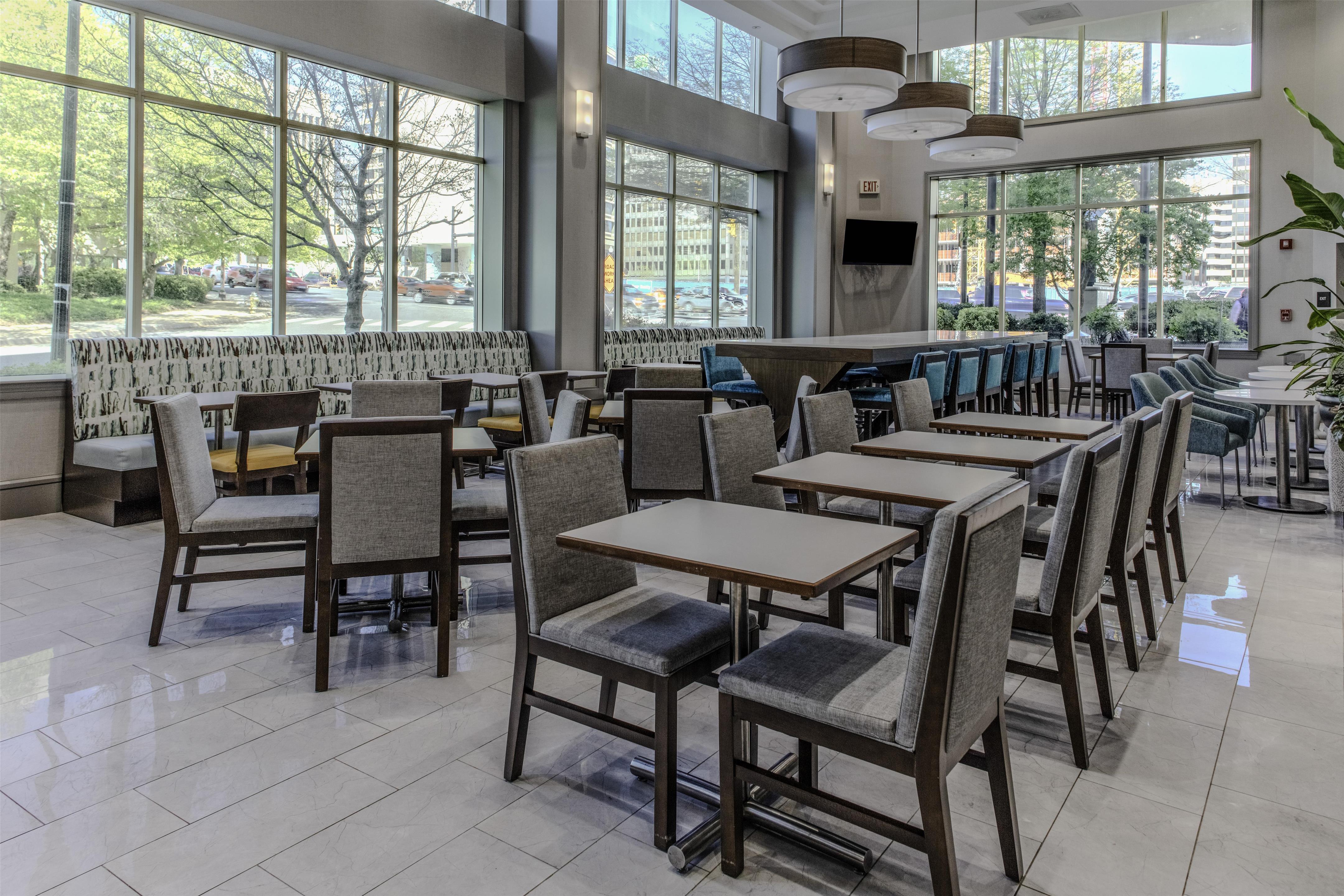 Breakfast Area | Hampton Inn & Suites Arlington Crystal City DCA