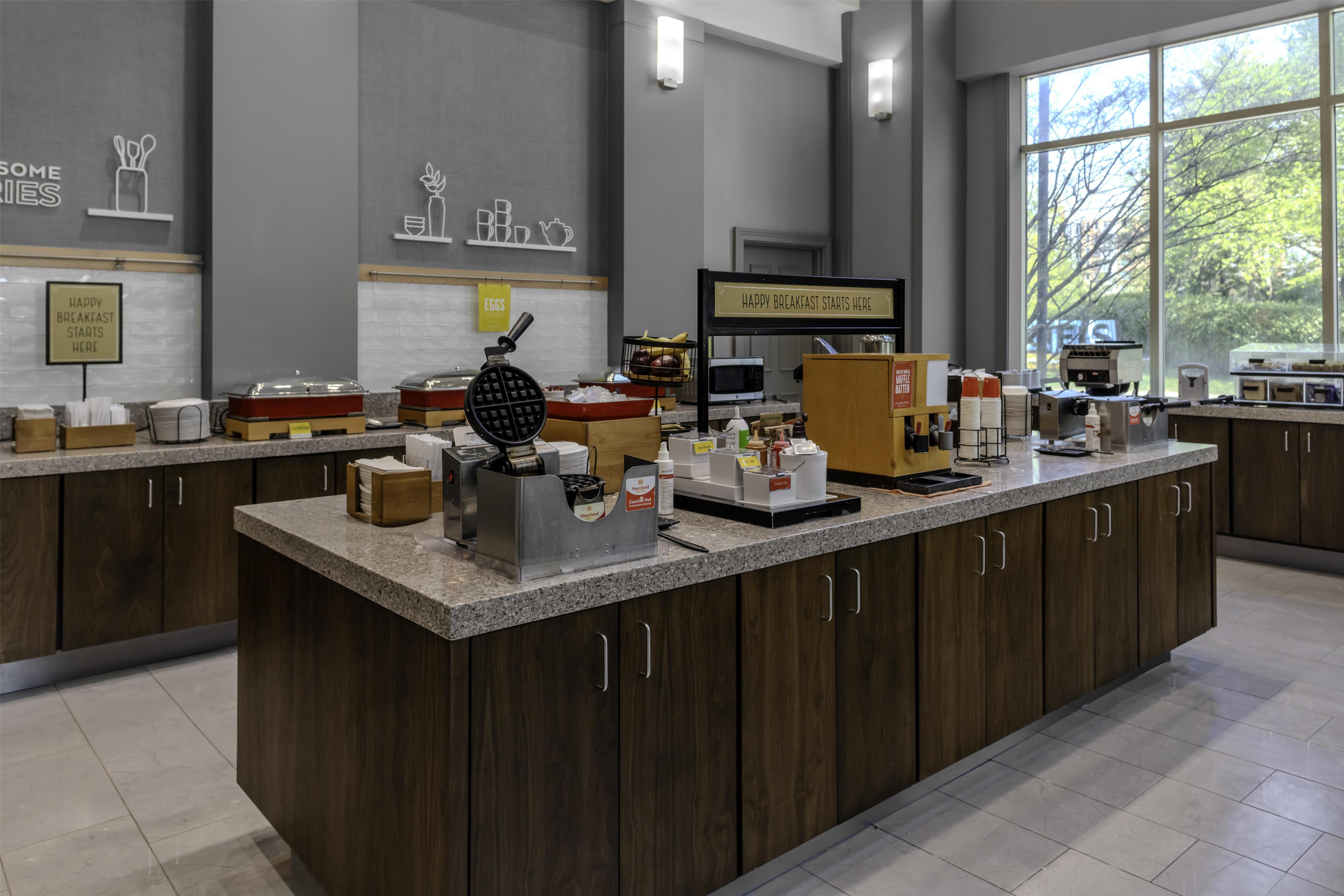 Breakfast Area | Hampton Inn & Suites Arlington Crystal City DCA