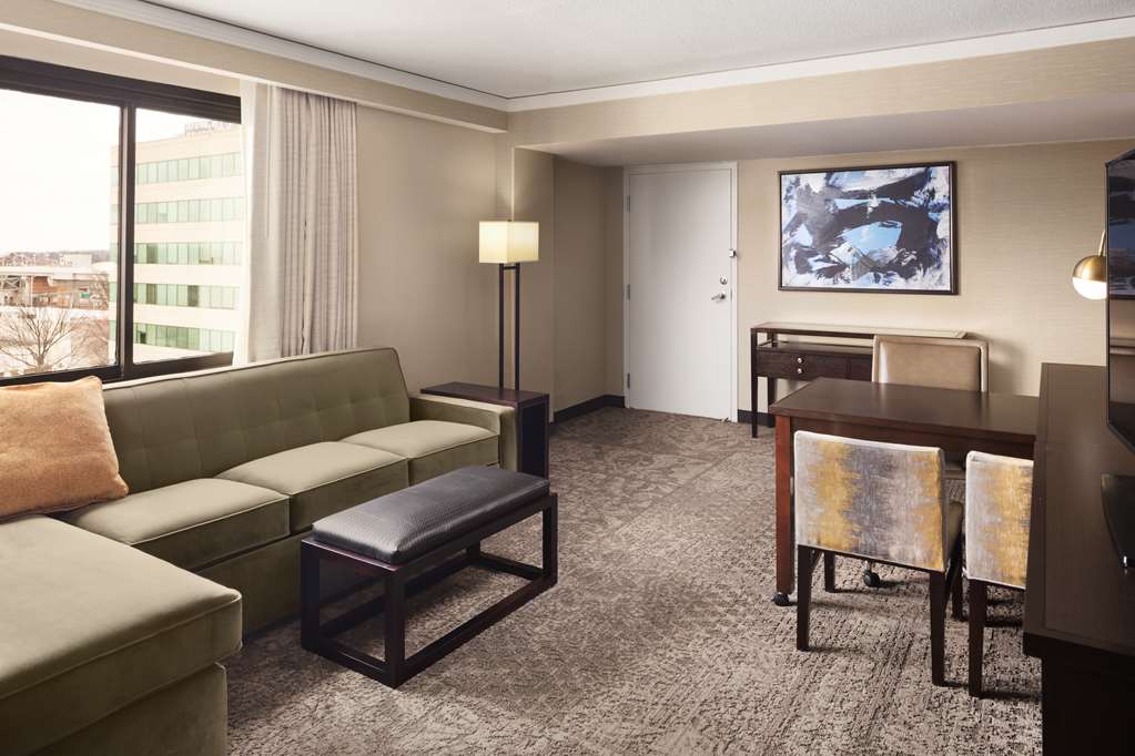 Embassy Suites by Hilton Tysons Corner Room Type - 1 KING CORNER SUITE