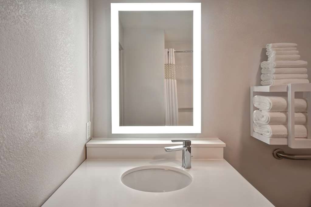 Hampton Inn Potomac Mills/Woodbridge Va-guestroom-Guest Room,Bathroom,On-Site.jpg
