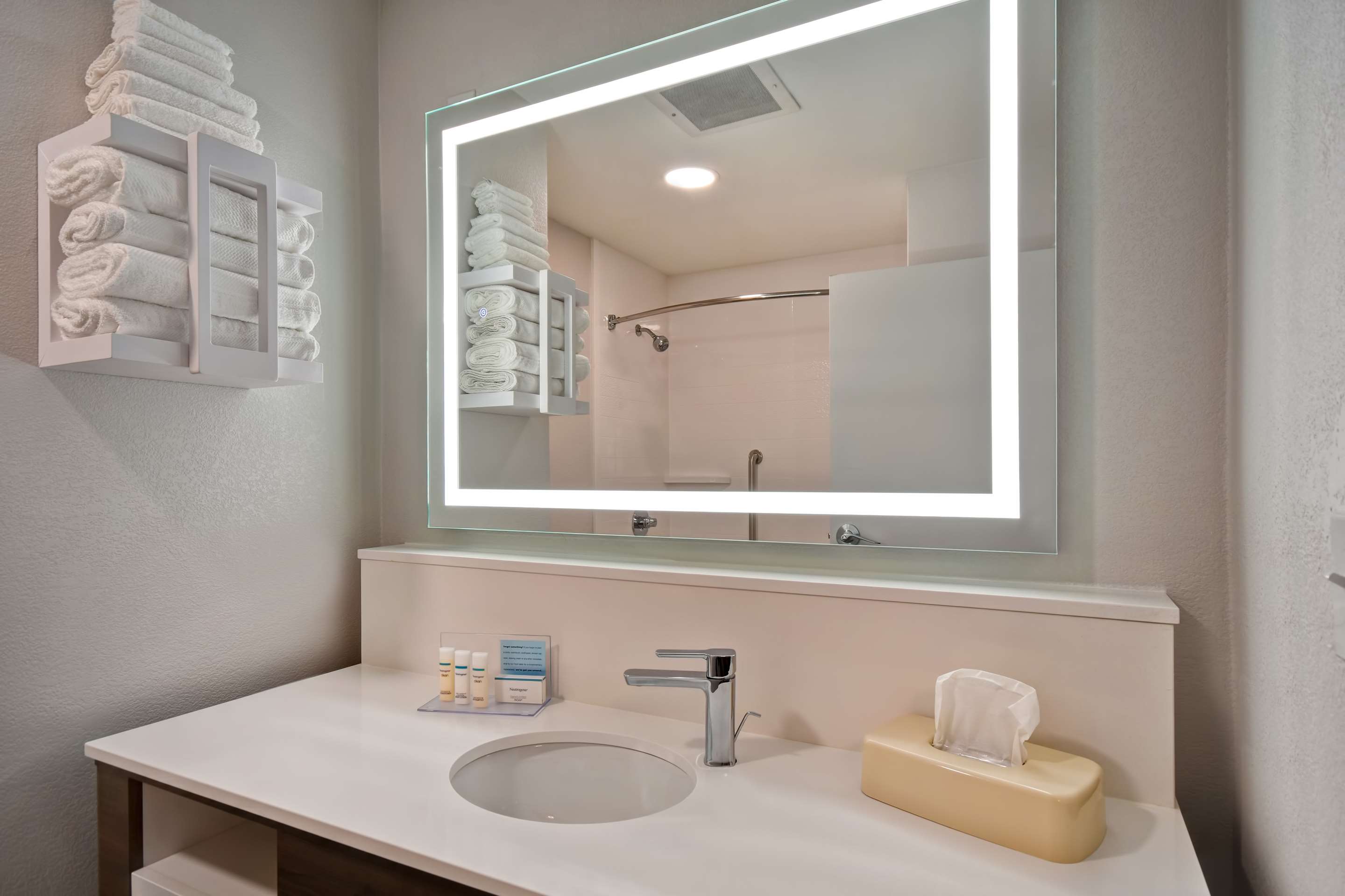Guest room bath