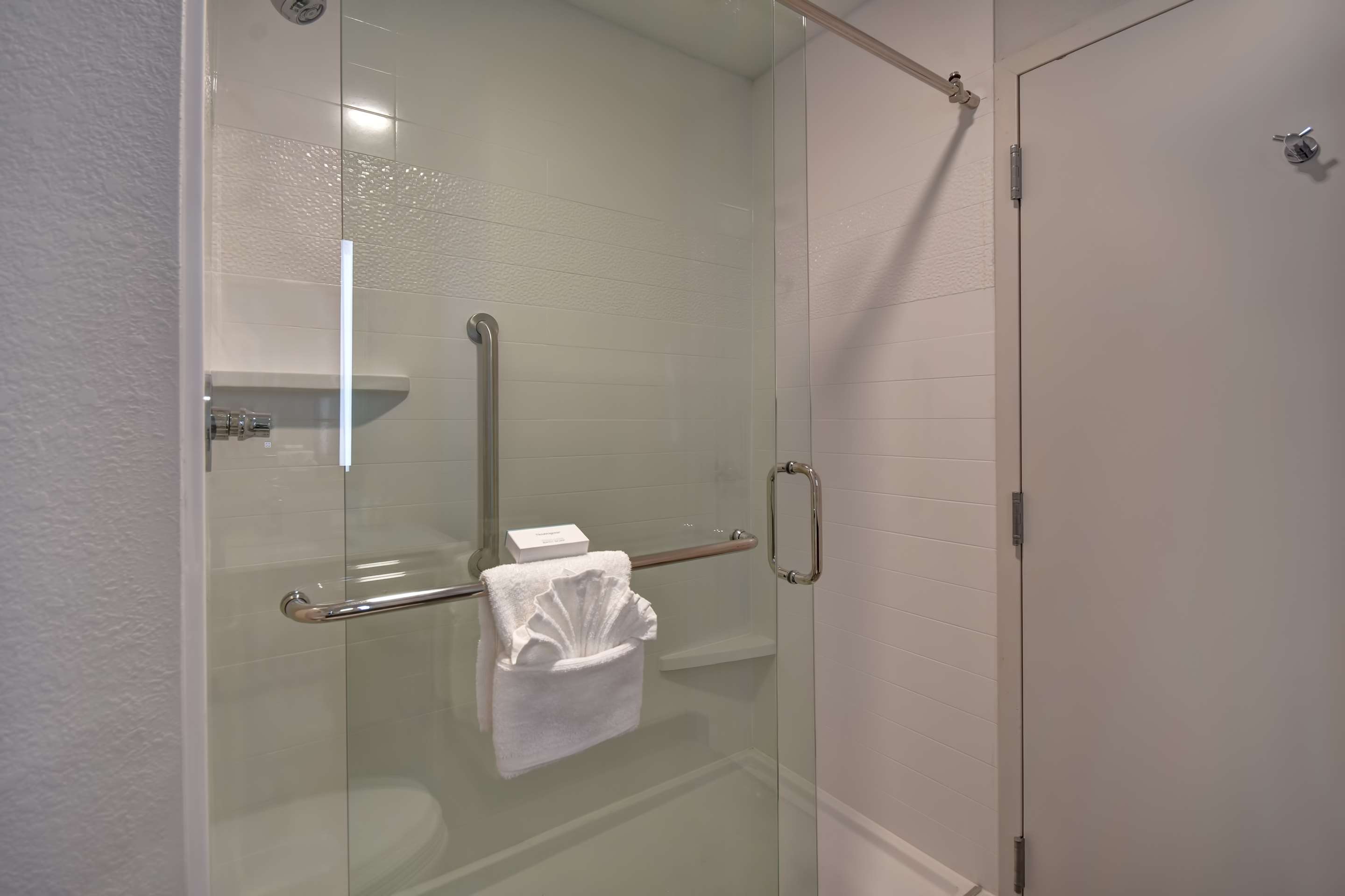 Guest room bath