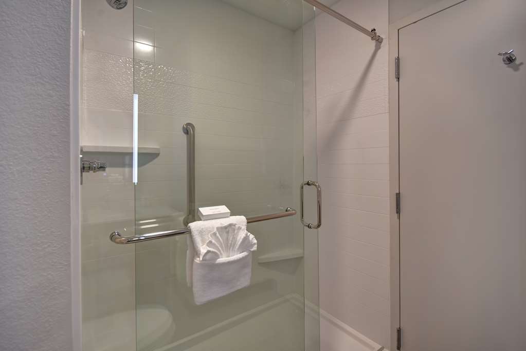 Hampton Inn Woodbridge - Tap to explore photos