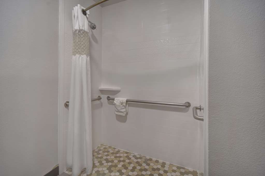 Hampton Inn Woodbridge Room Type - 1KG MOB HEAR ACC RI-SHW NS