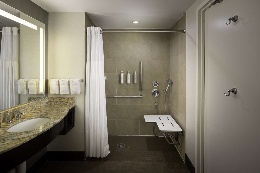 Hilton Garden Inn Washington DC/Georgetown Area Room Type - 2QN MOB HEA ACC STE RI-SHW