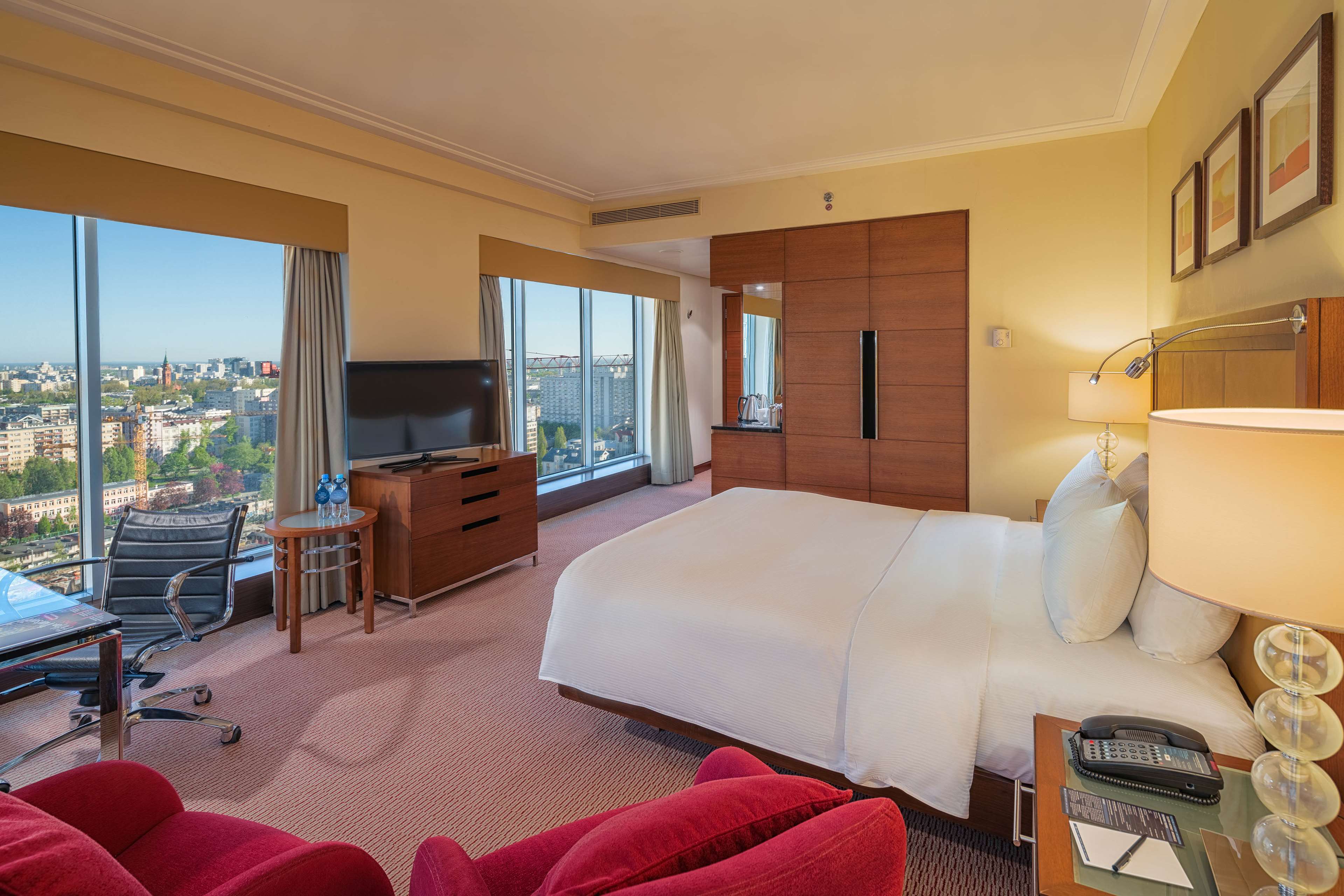 Hilton Warsaw Hotel Room Type - KING DELUXE CORNER ROOM