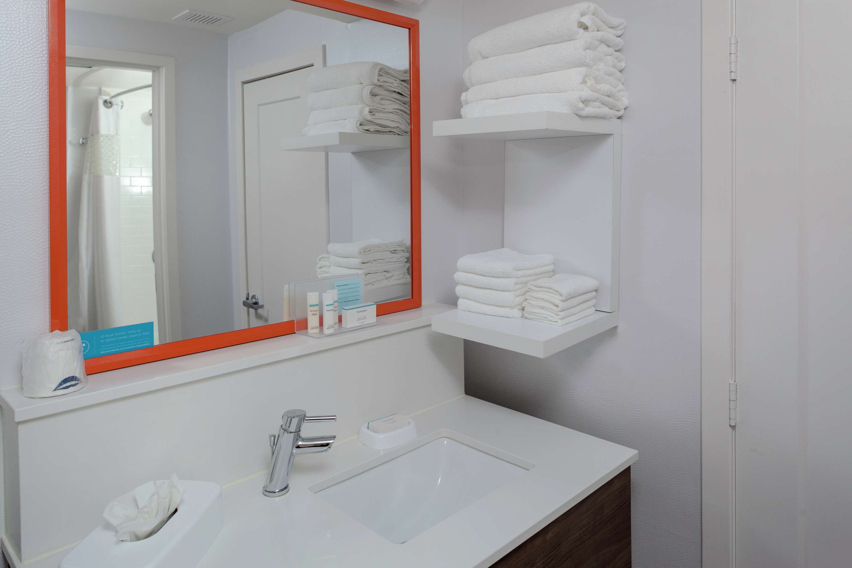 Guest room bath