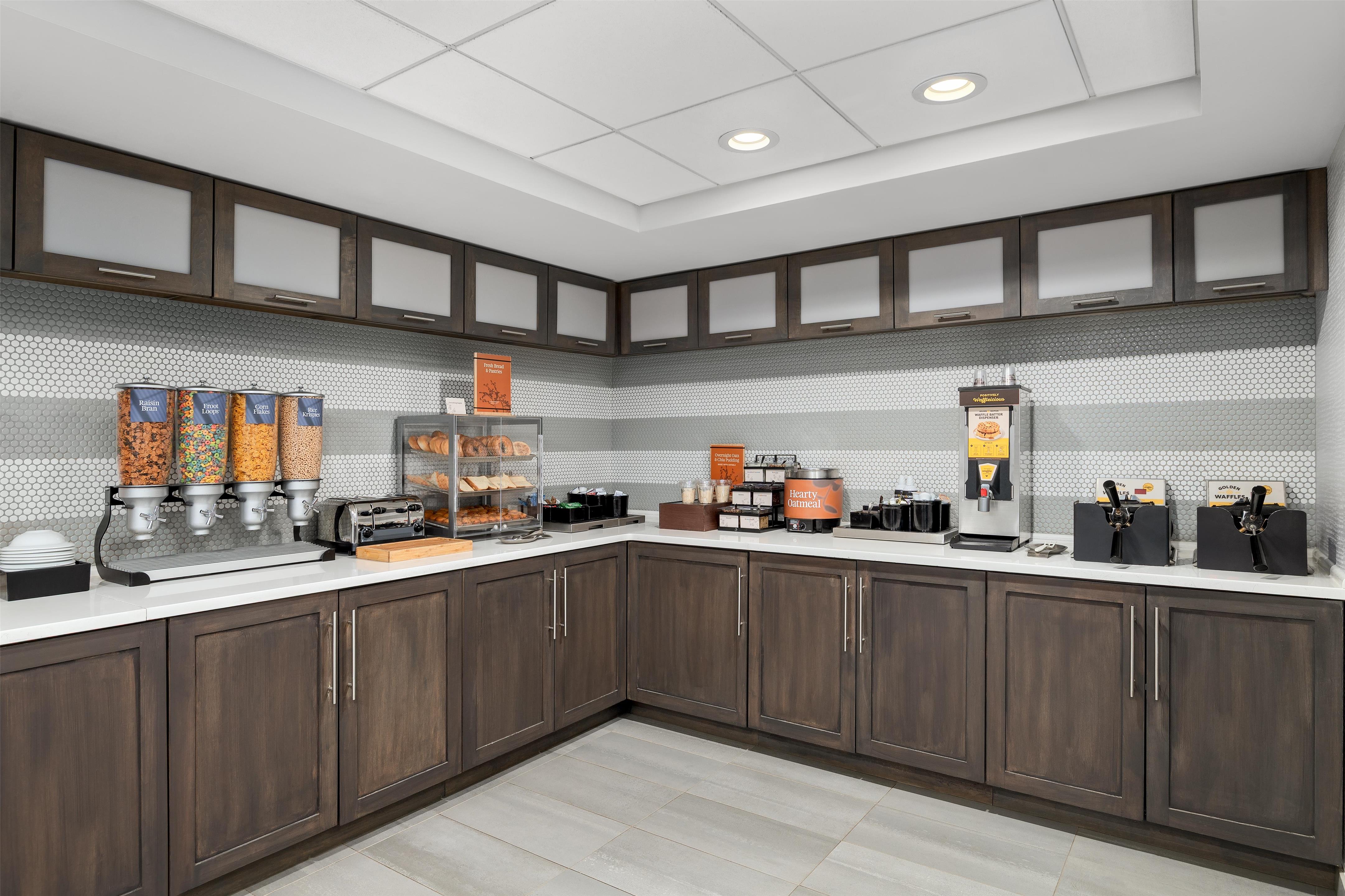 Breakfast Area | Homewood Suites by Hilton Williamsburg