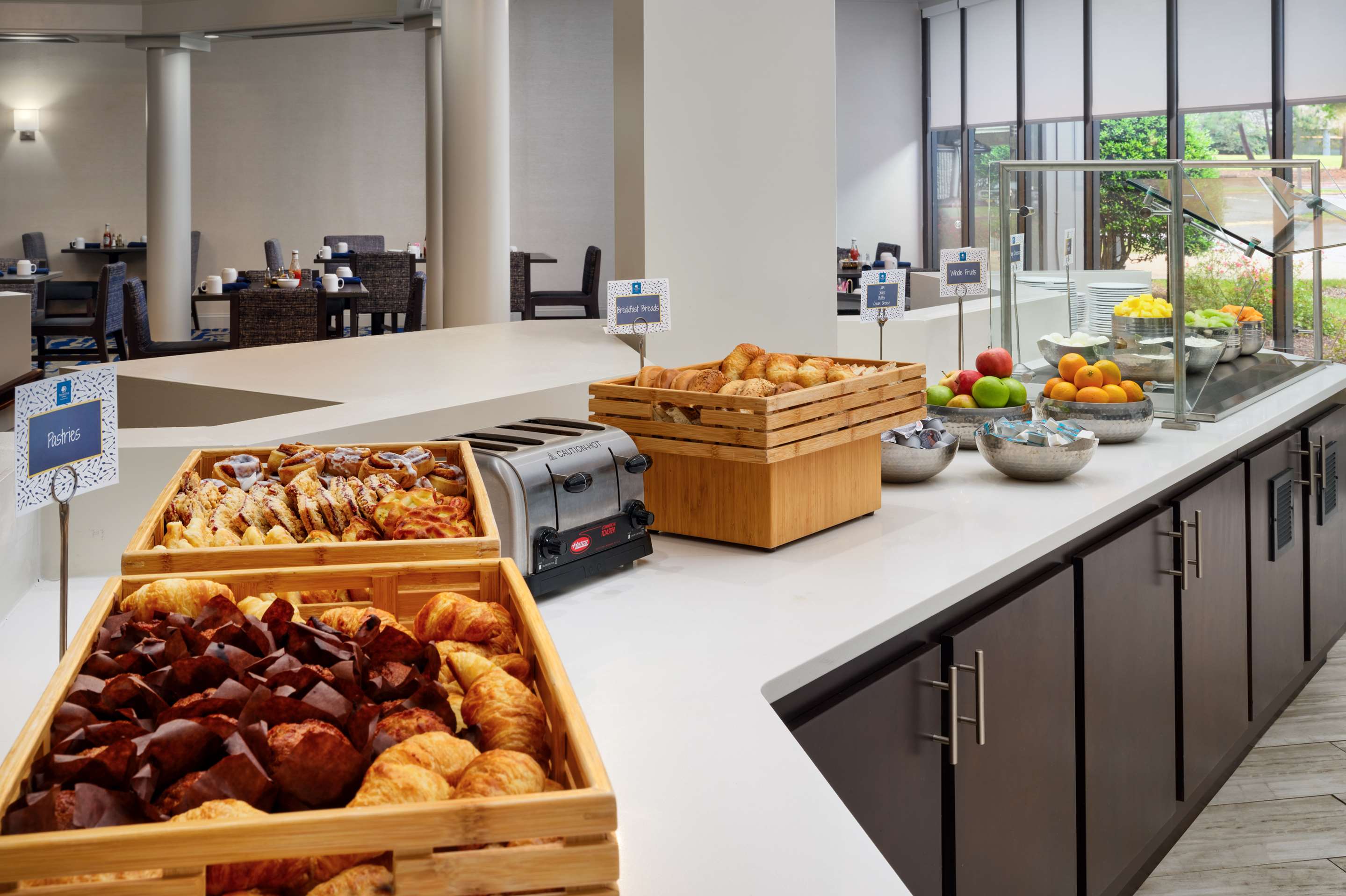 Breakfast Area | DoubleTree by Hilton Williamsburg