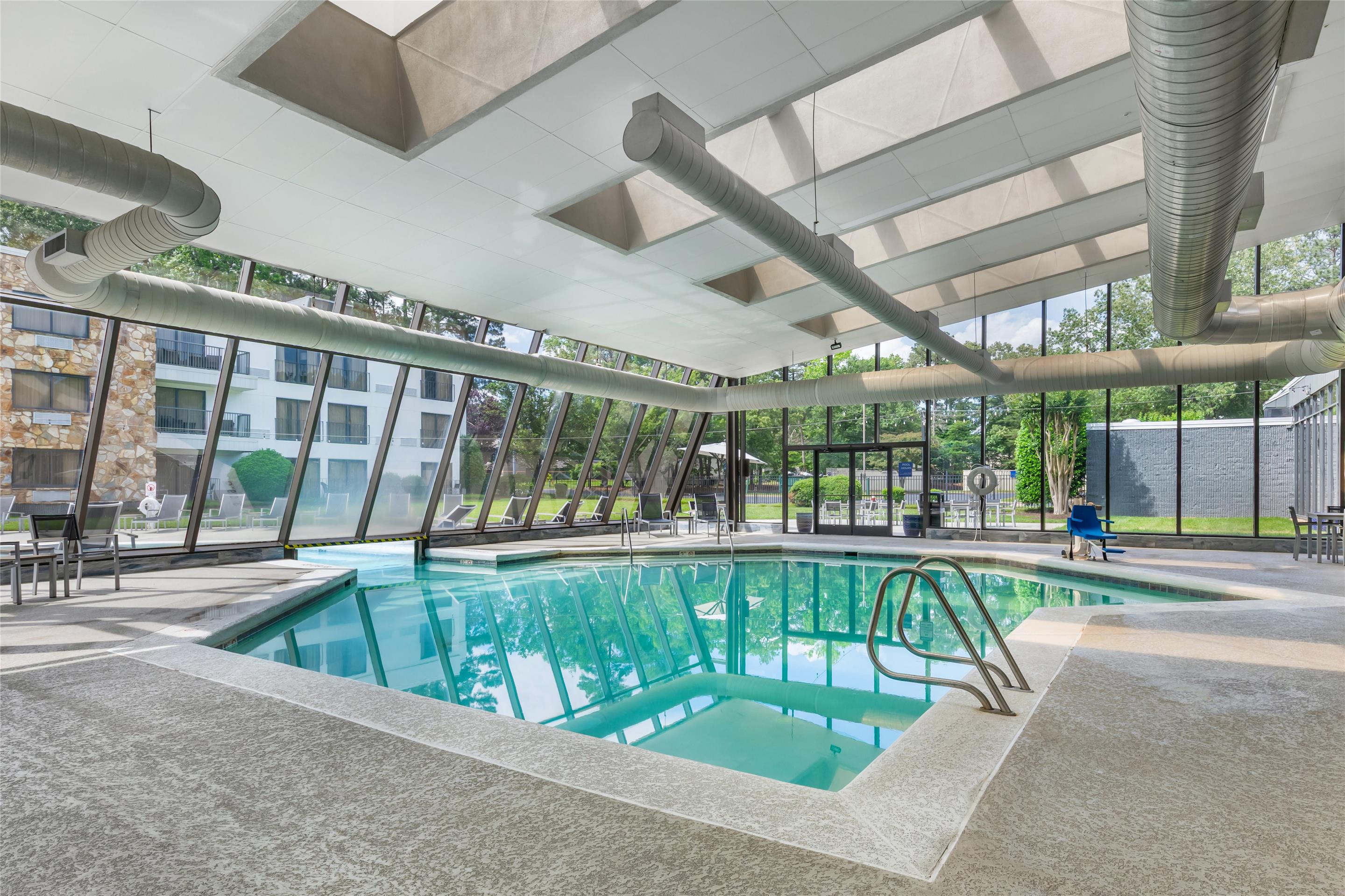 Pool | DoubleTree by Hilton Williamsburg