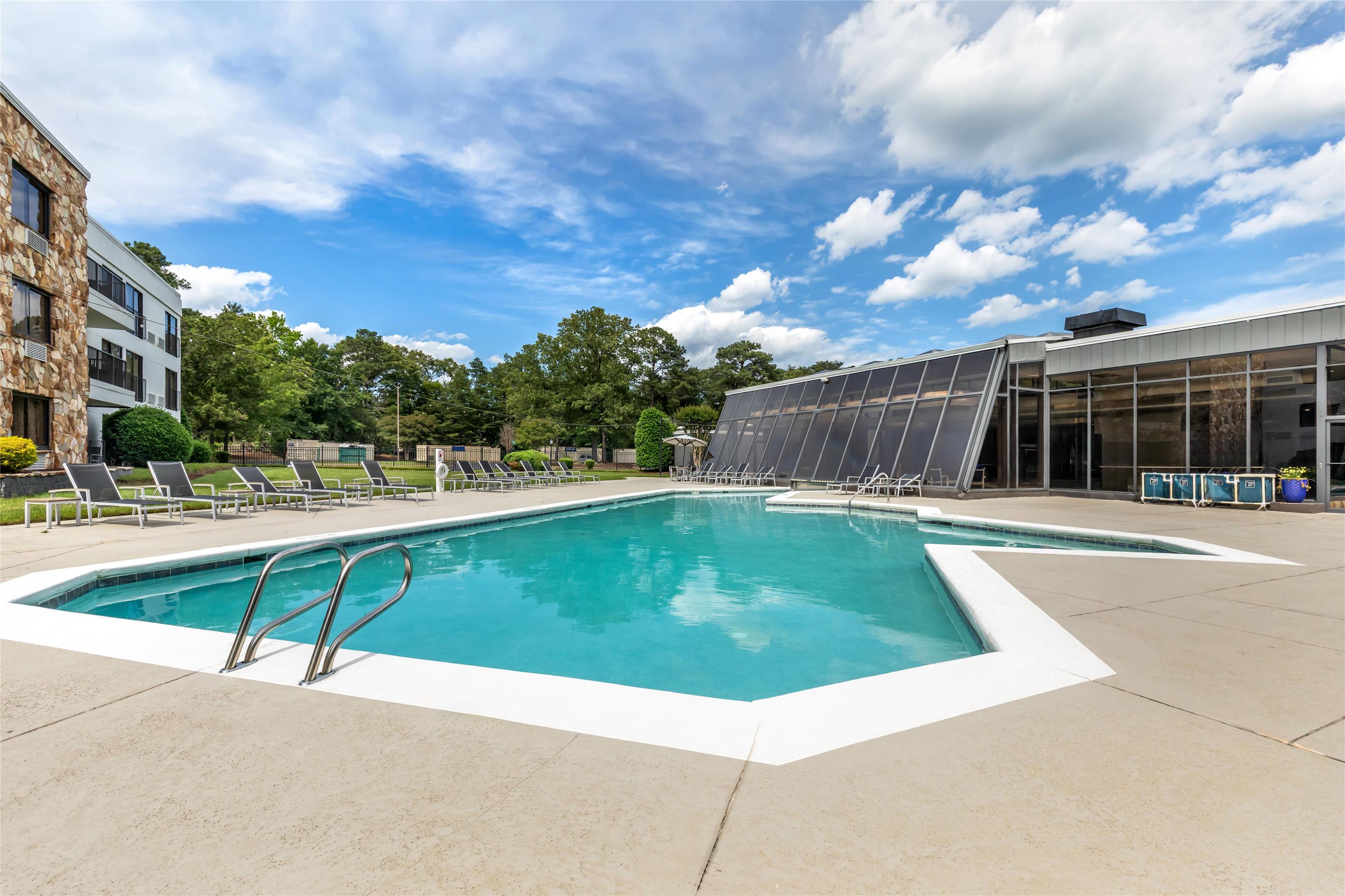 Pool | DoubleTree by Hilton Williamsburg