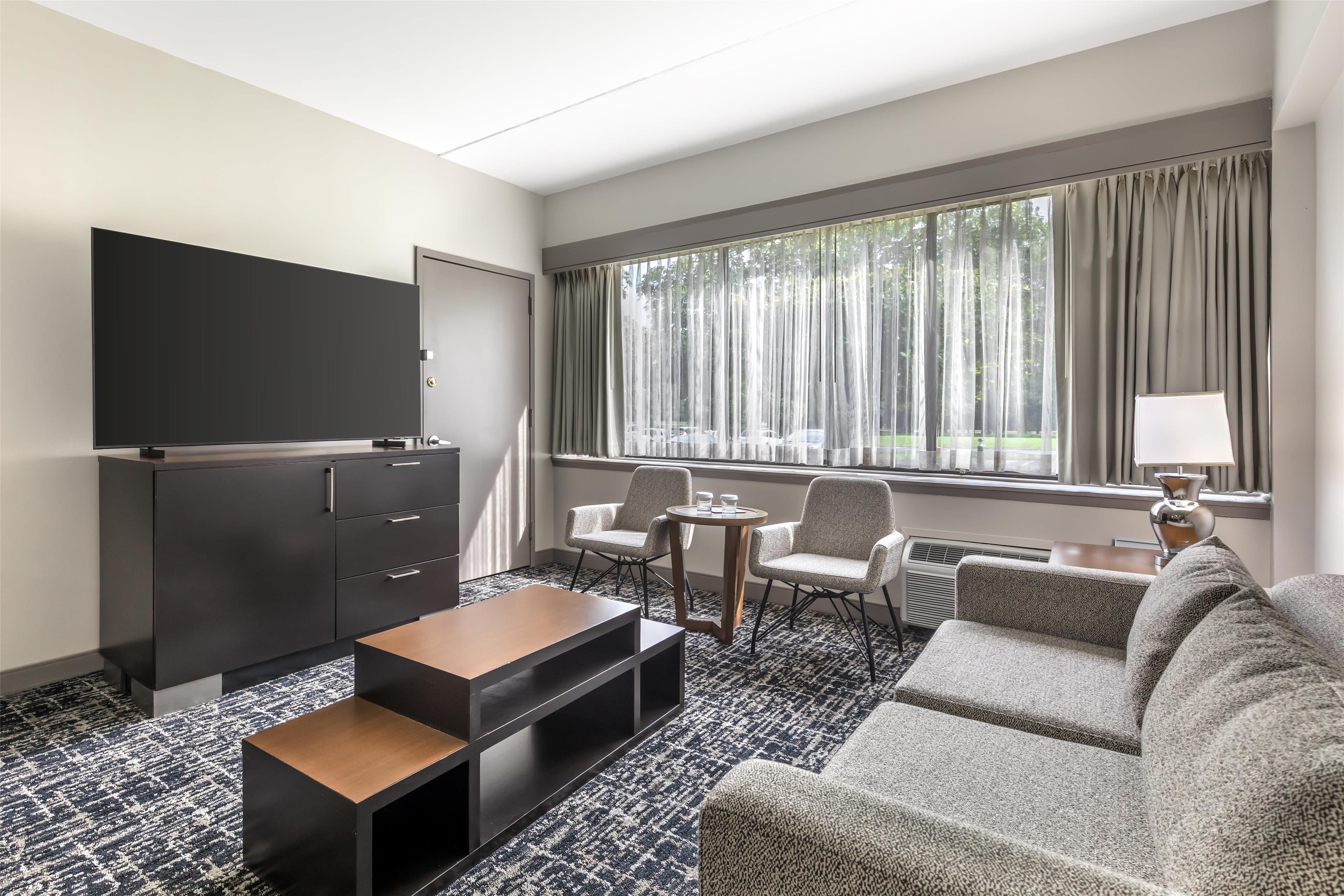 DoubleTree by Hilton Williamsburg Room Type - 1KING 2 ROOM SUITE NONSMOK