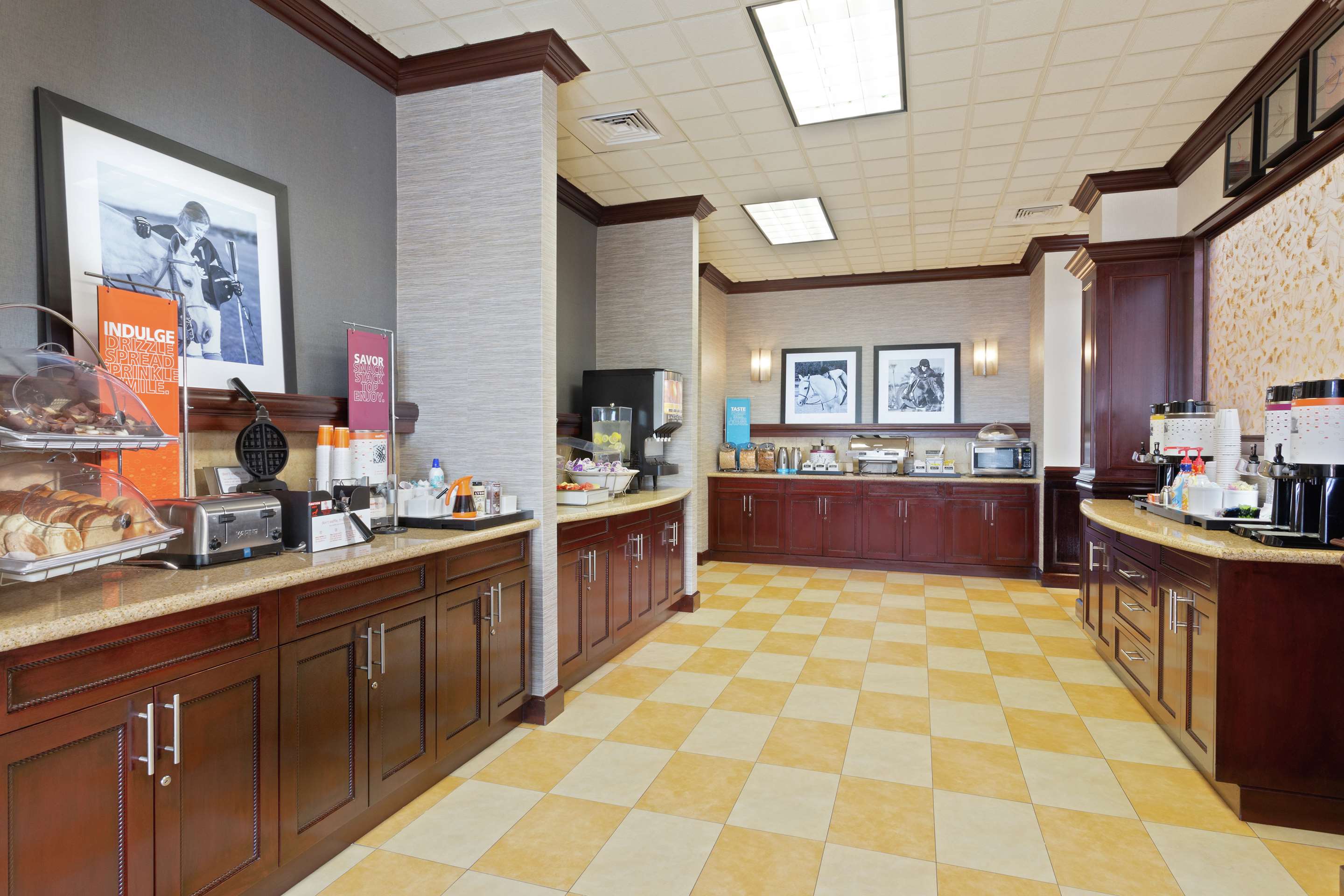 Restaurant | Hampton Inn & Suites Wellington