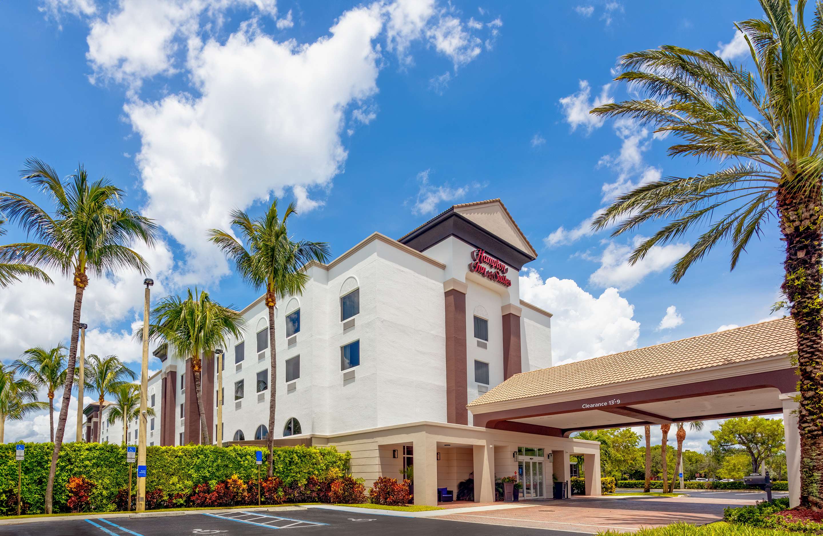 Exterior | Hampton Inn & Suites Wellington