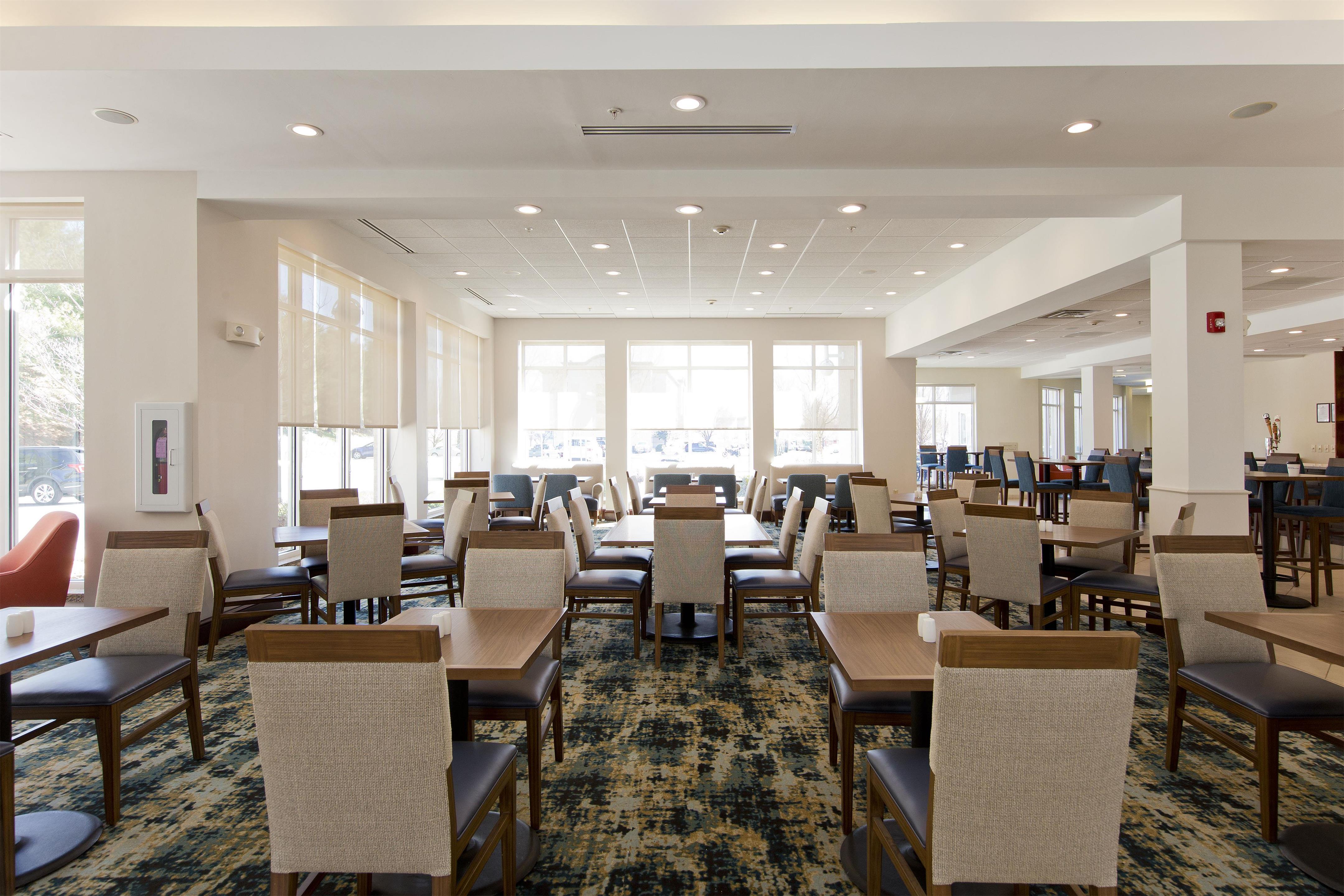 Breakfast Area | Hilton Garden Inn Winchester
