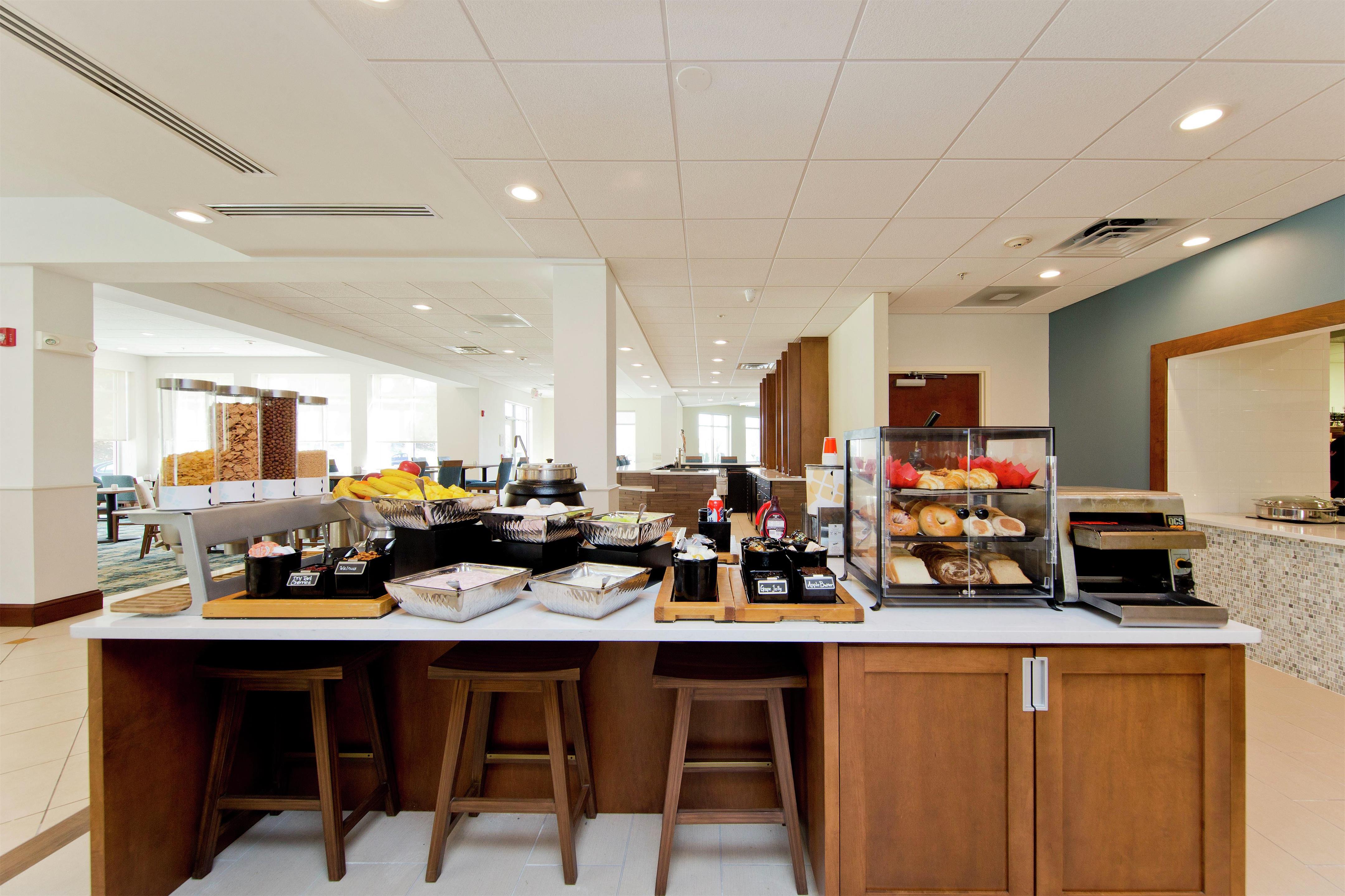 Breakfast Area | Hilton Garden Inn Winchester