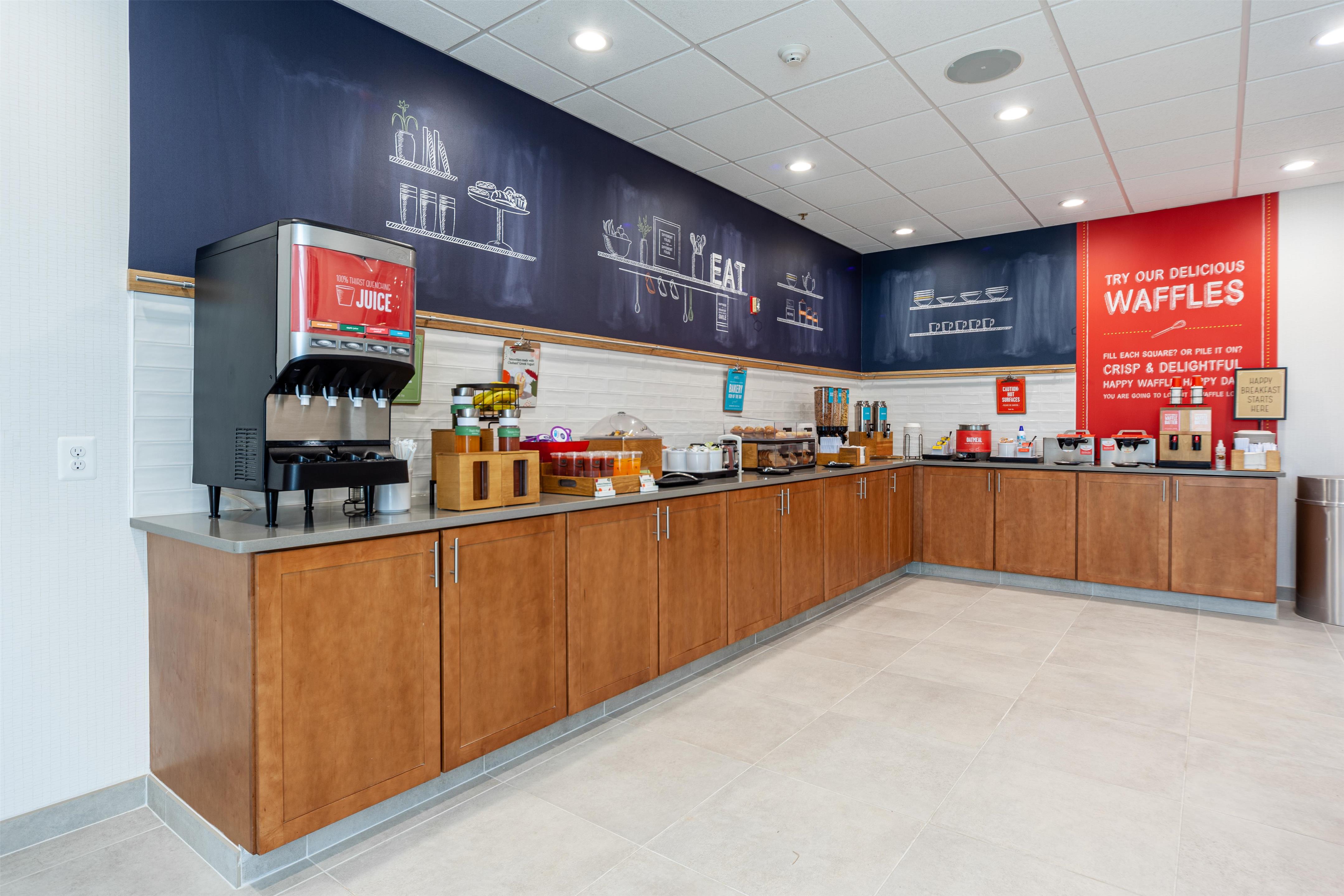 Breakfast Area | Hampton Inn Winchester