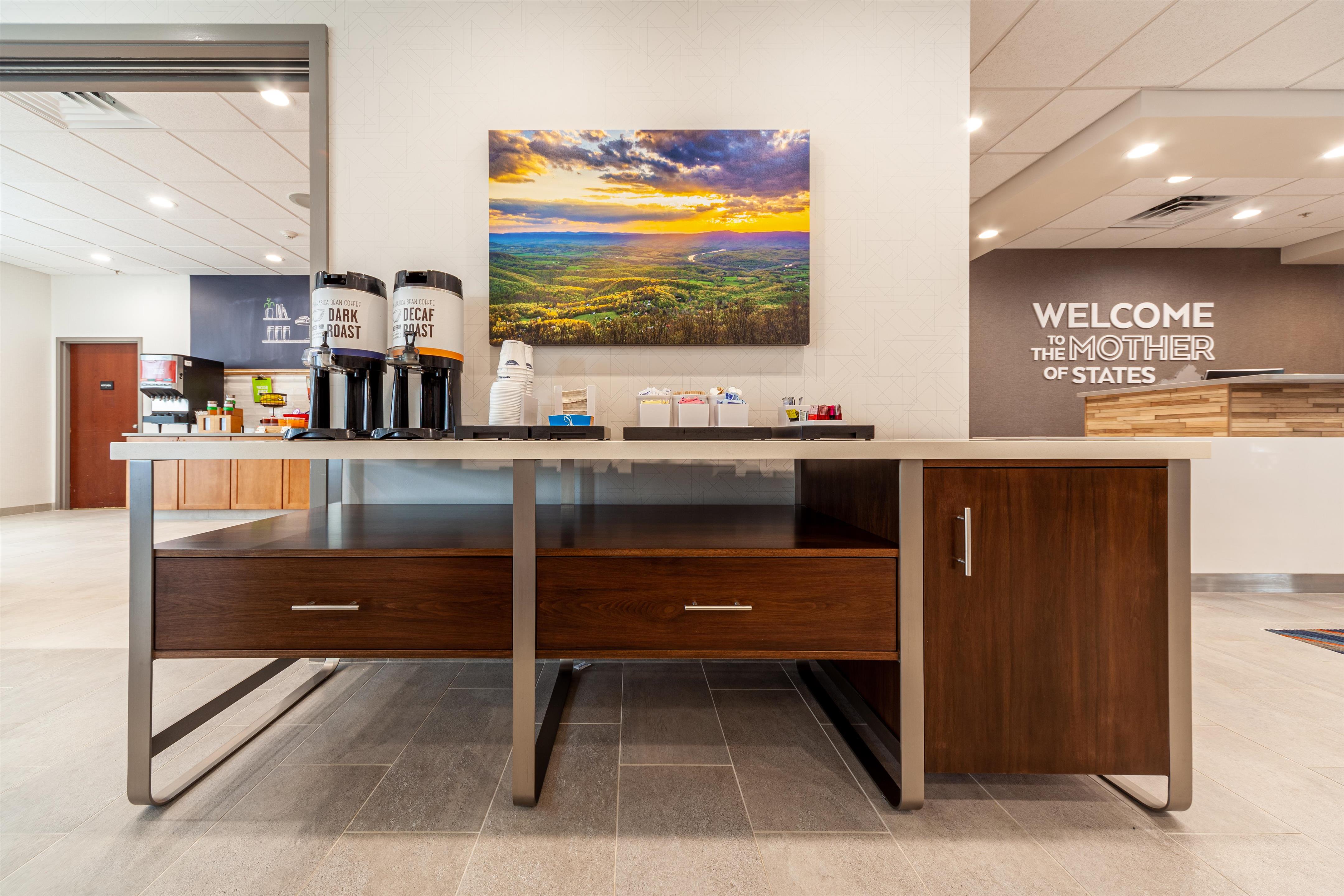 Breakfast Area | Hampton Inn Winchester