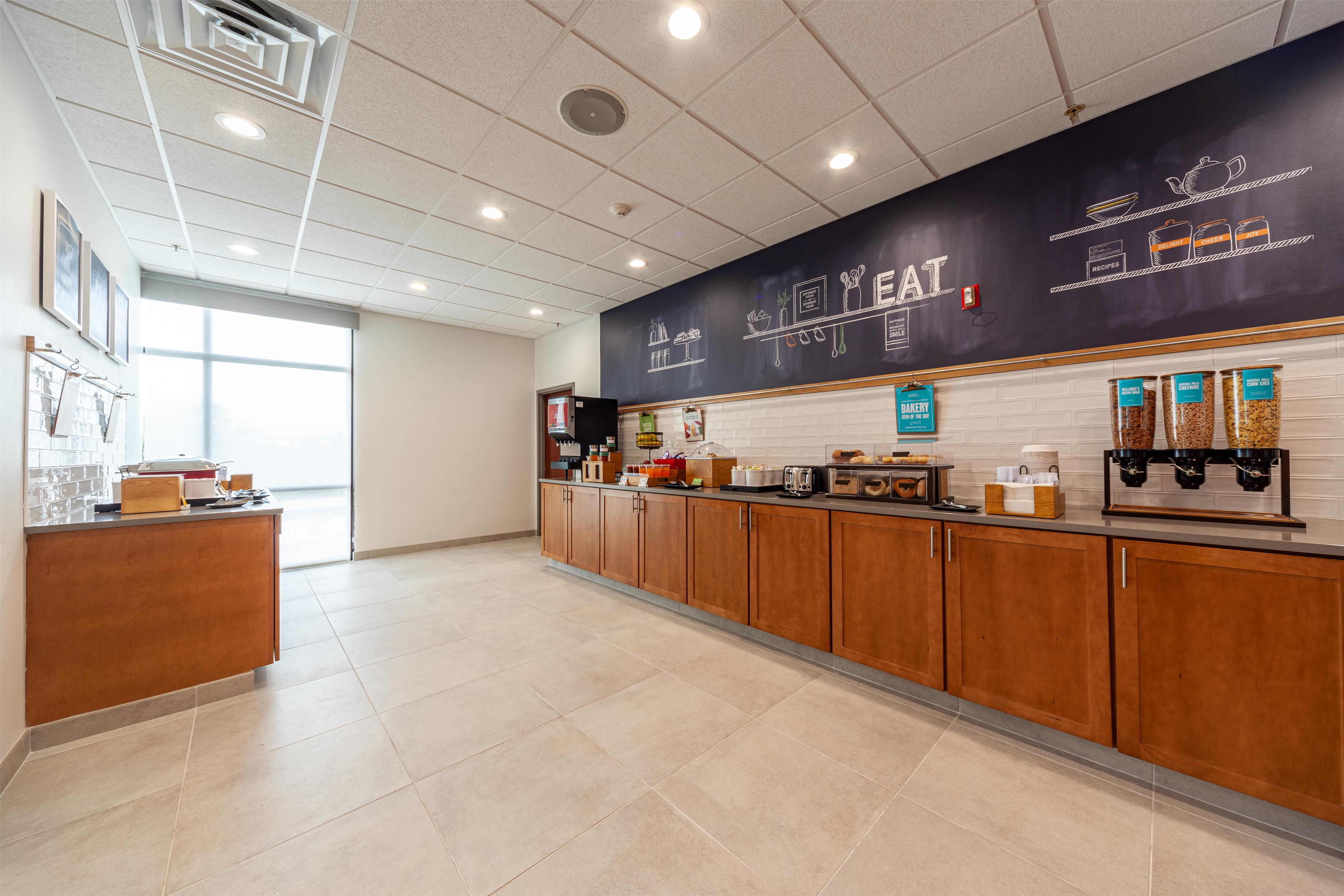 Breakfast Area | Hampton Inn Winchester