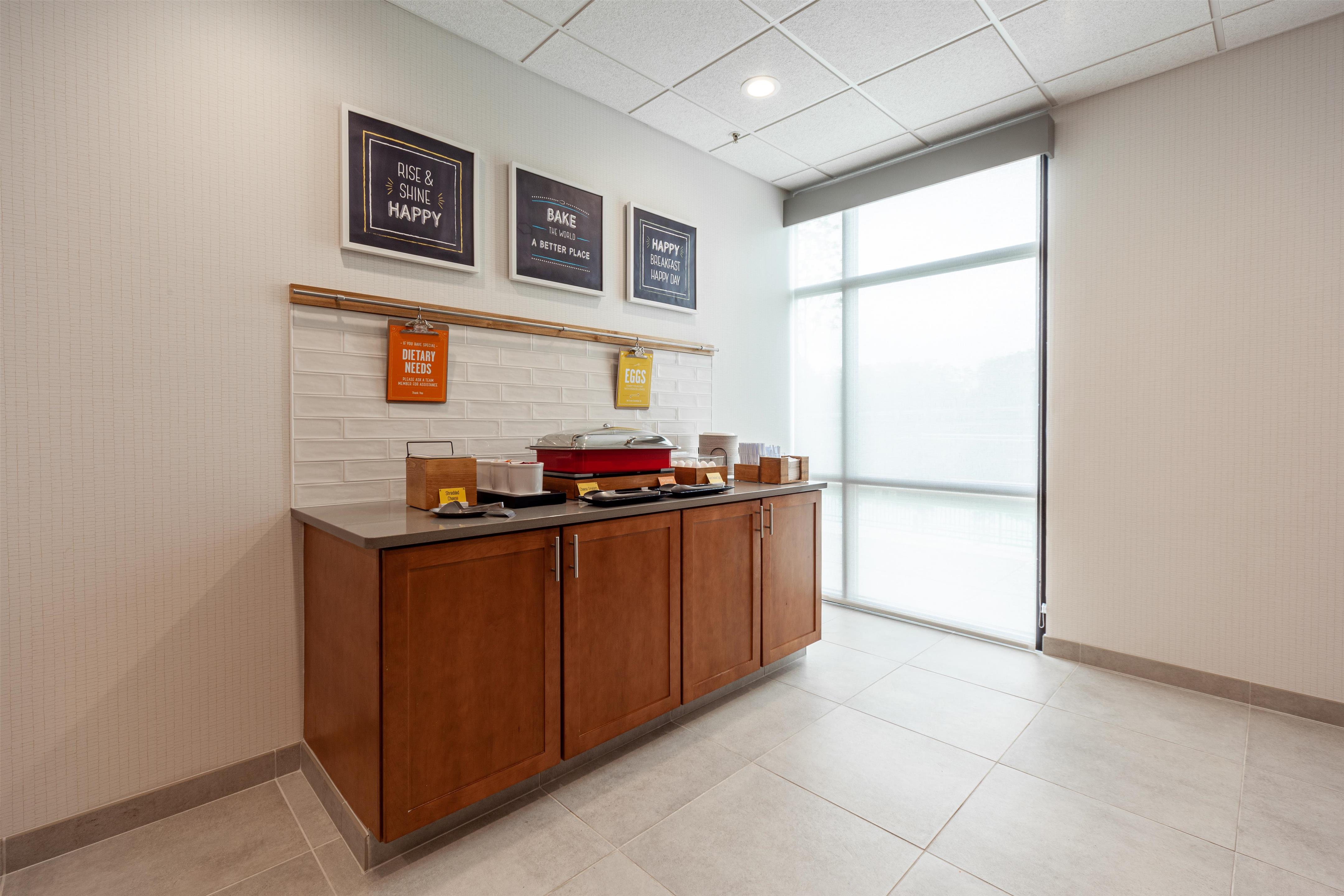Breakfast Area | Hampton Inn Winchester