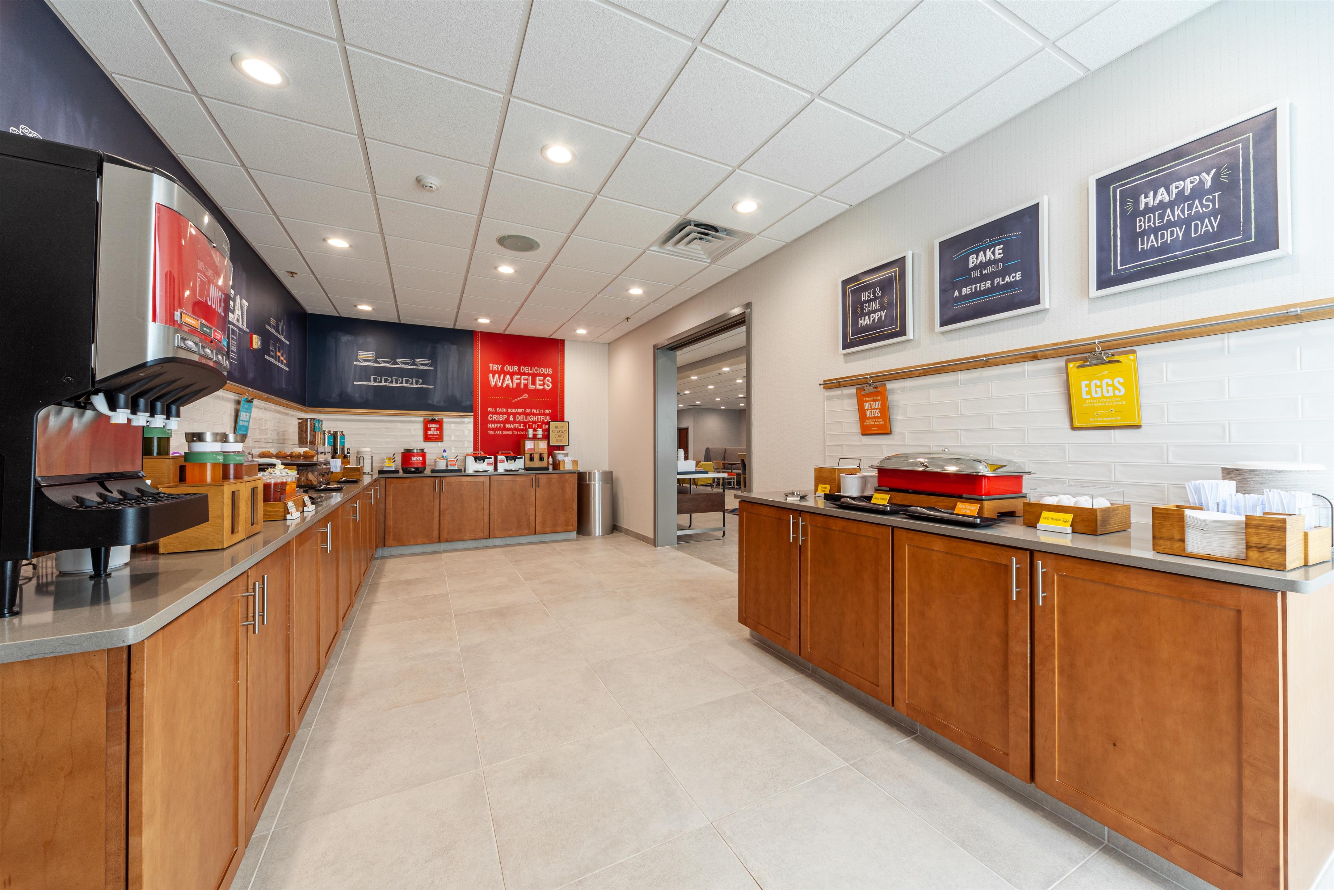Breakfast Area | Hampton Inn Winchester