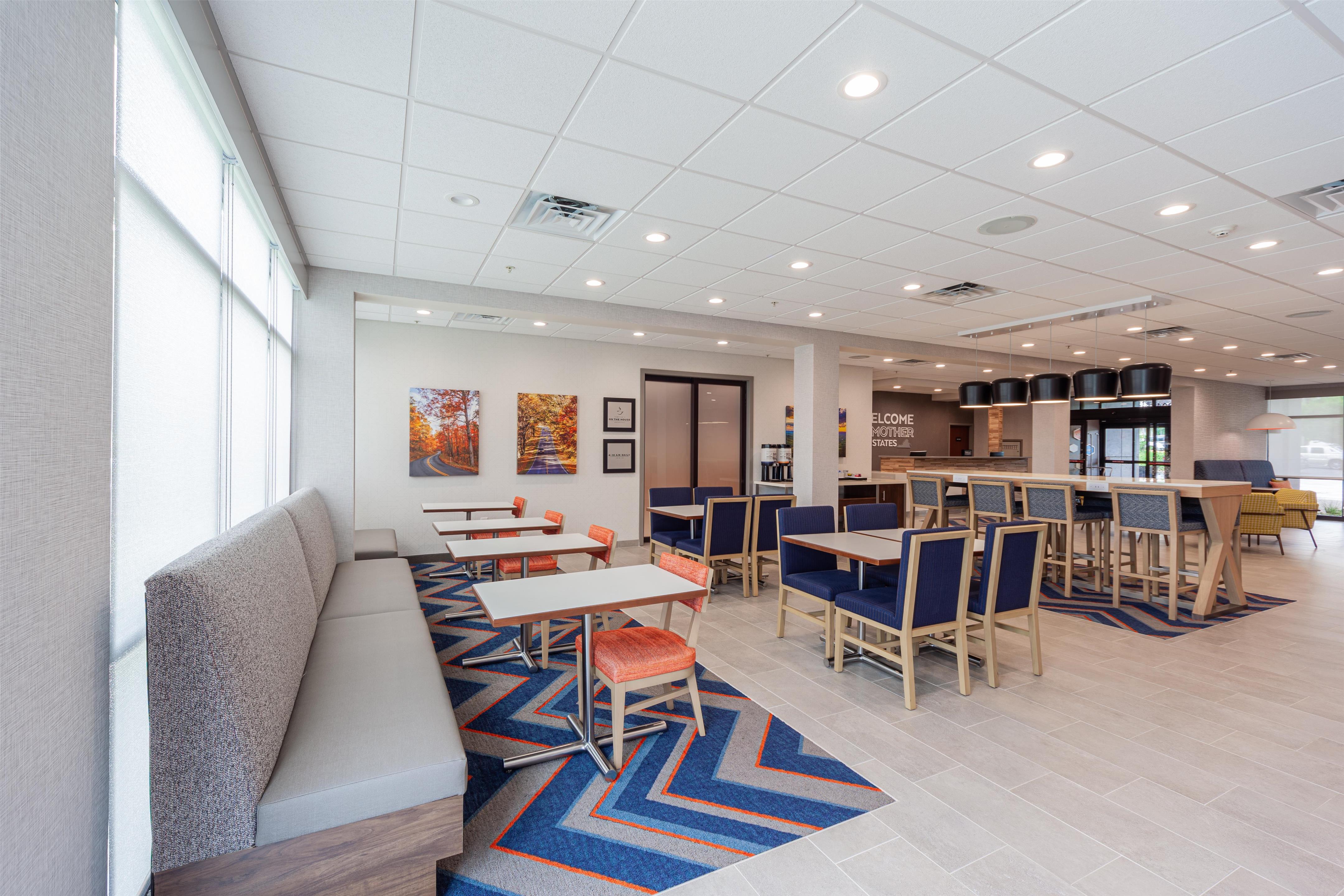 Breakfast Area | Hampton Inn Winchester