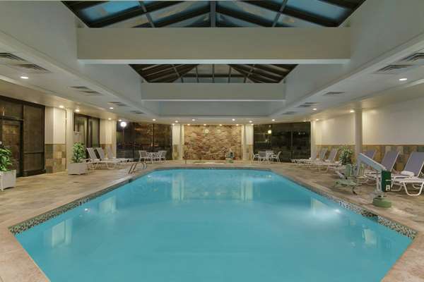 Pool - Hilton Hotel Woodcliff Lake