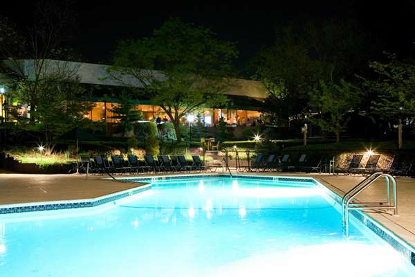 Pool - Hilton Hotel Woodcliff Lake