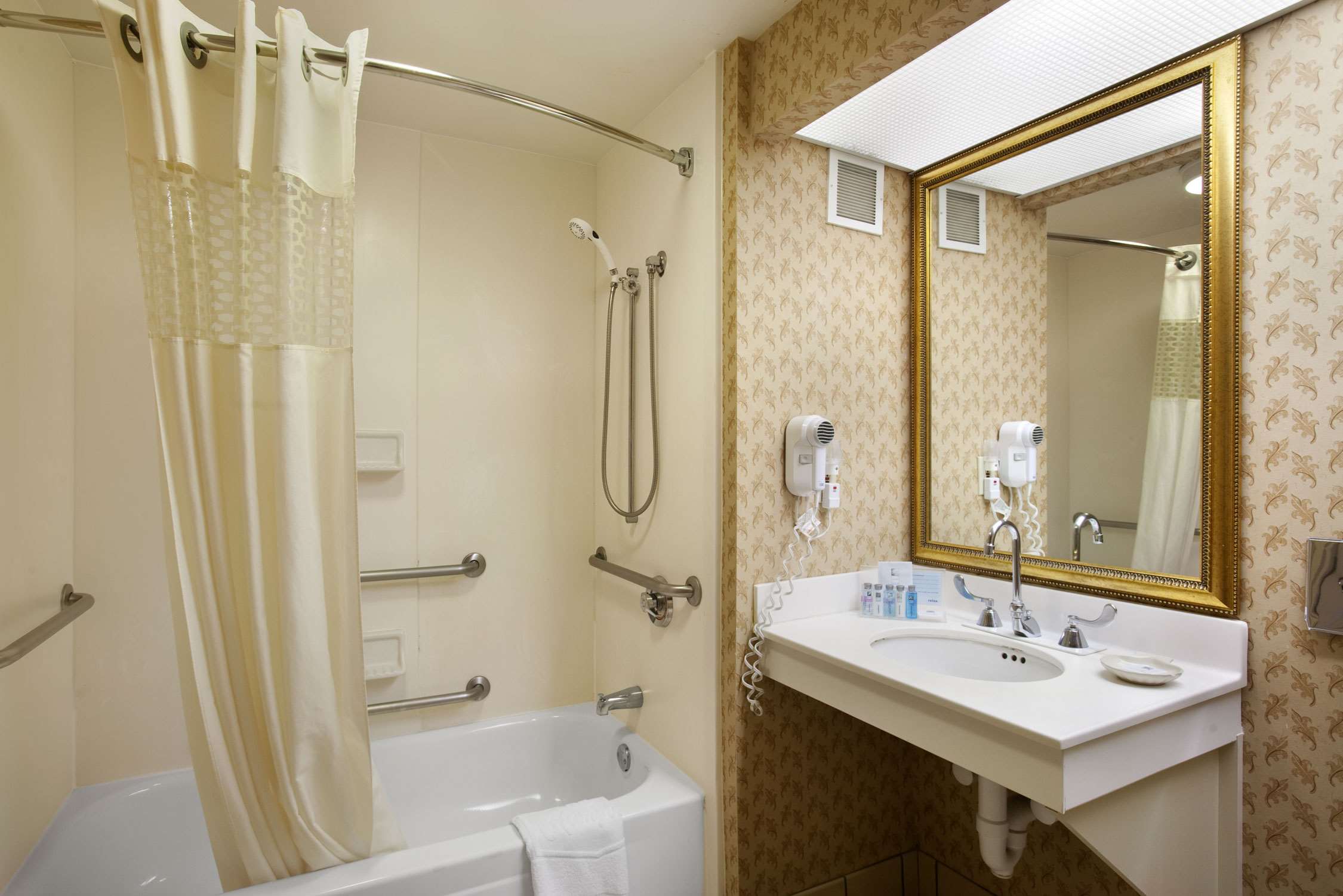 Guest room bath