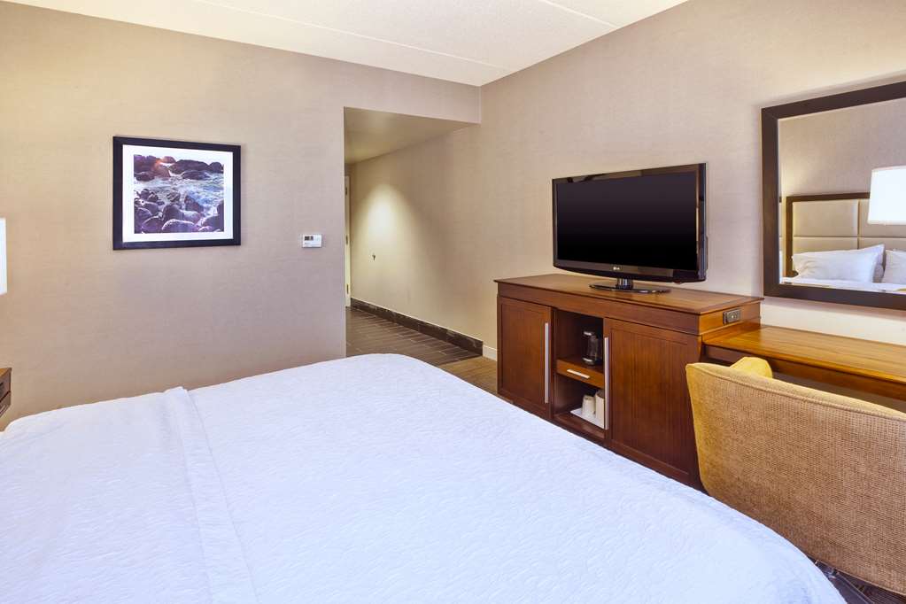 Hampton Inn & Suites by Hilton Providence/Warwick-Airport - Tap to explore photos