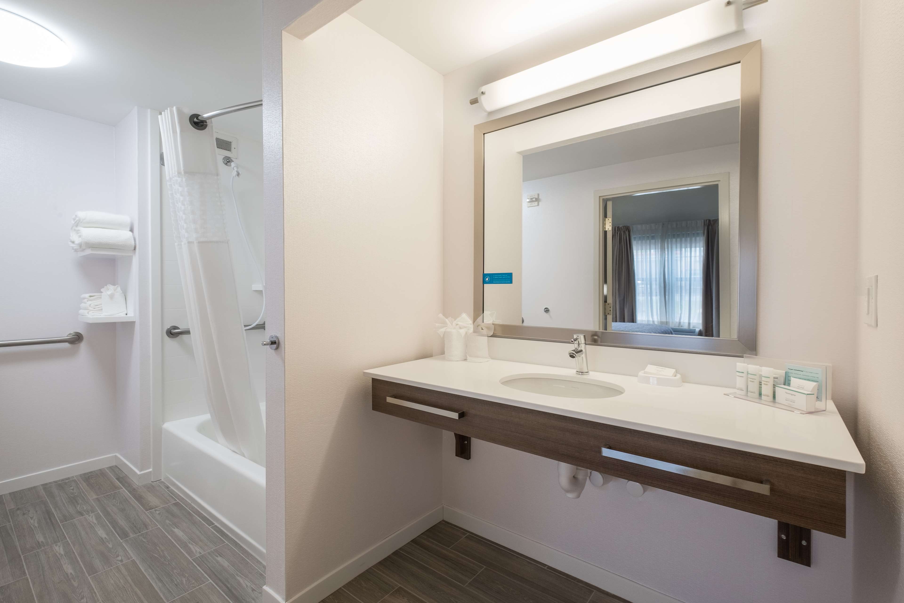 Hampton Inn by Hilton Waterville Room Type - 1 KING STE KITCHEN NONSMOK