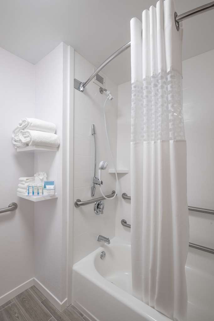 Hampton Inn by Hilton Waterville Room Type - 1KG MOB HEA ACC TUB STE NS