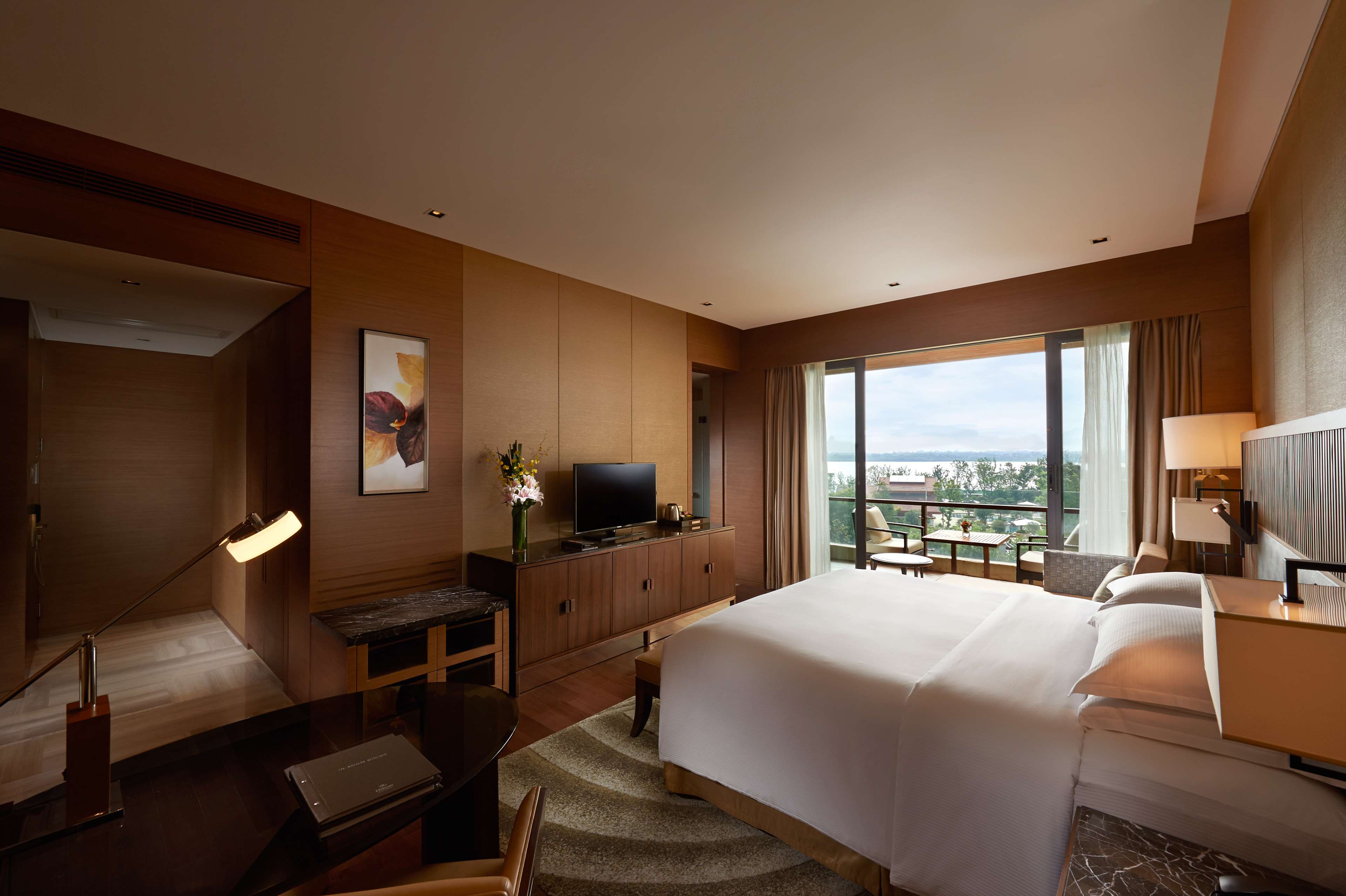 Hilton Wuhan Optics Valley - Tap to explore photos