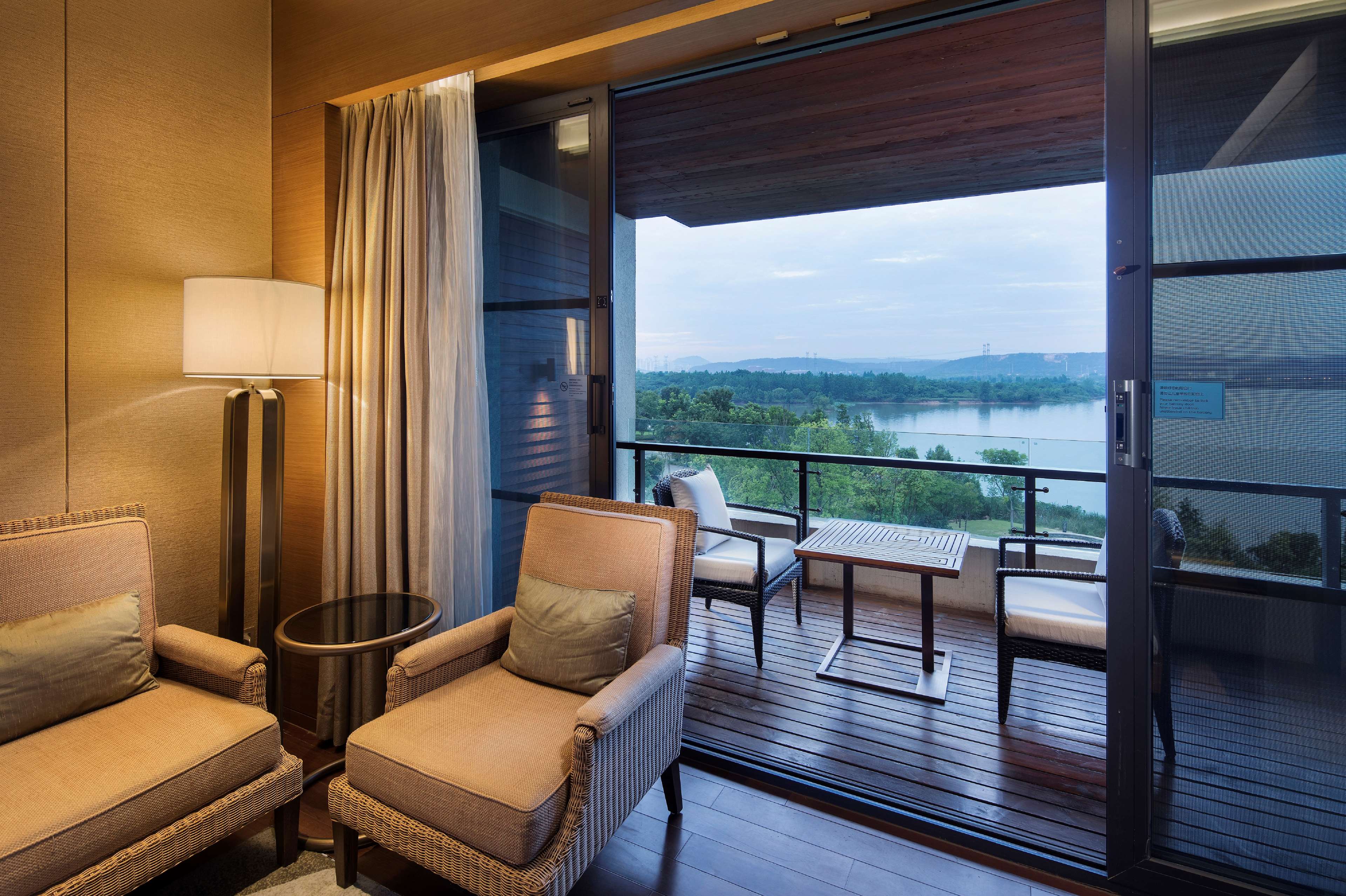 Hilton Wuhan Optics Valley Room Type - TWIN DELUXE ROOM LAKEVIEW