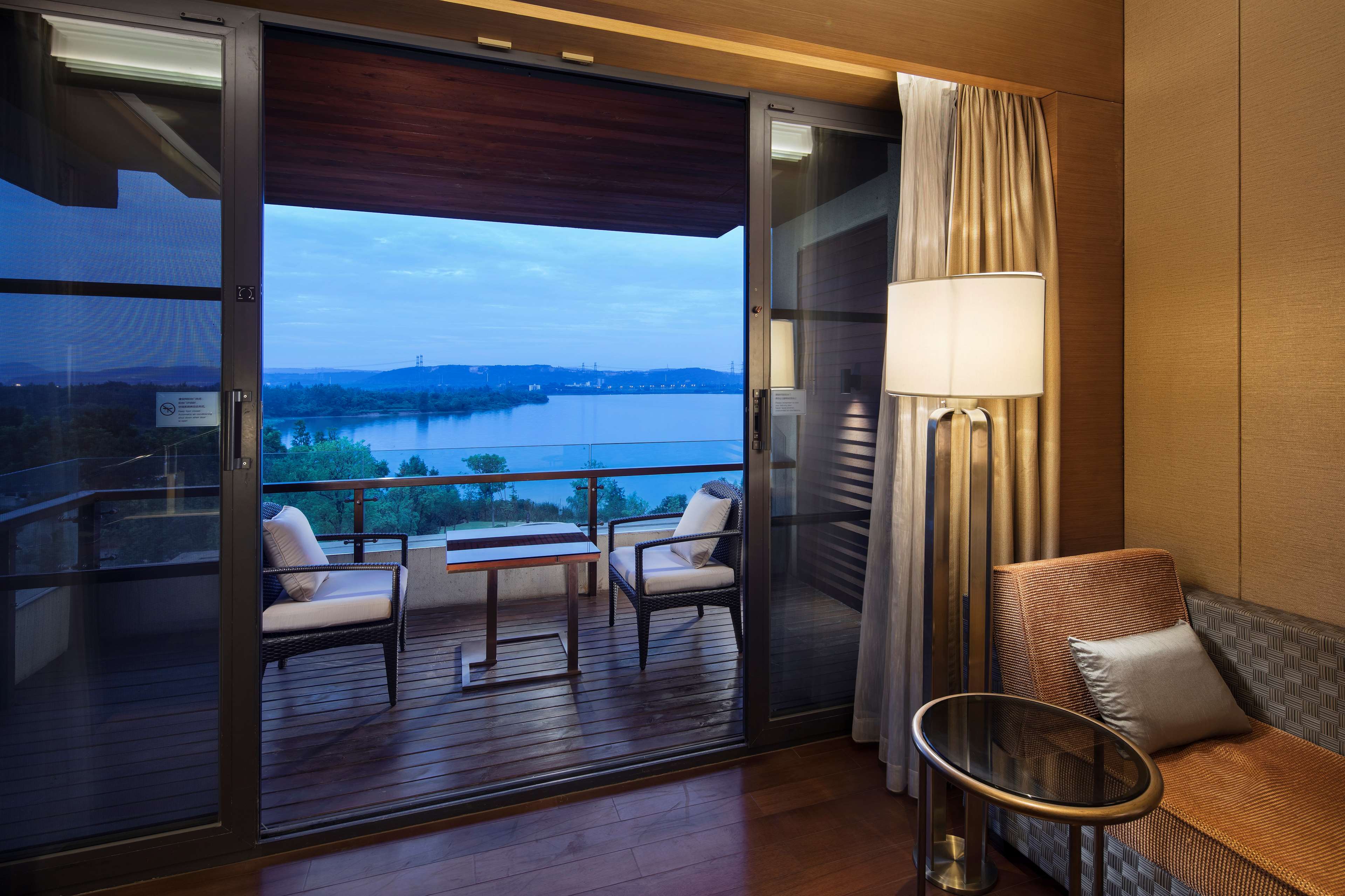 Hilton Wuhan Optics Valley Room Type - KING DELUXE ROOM LAKEVIEW