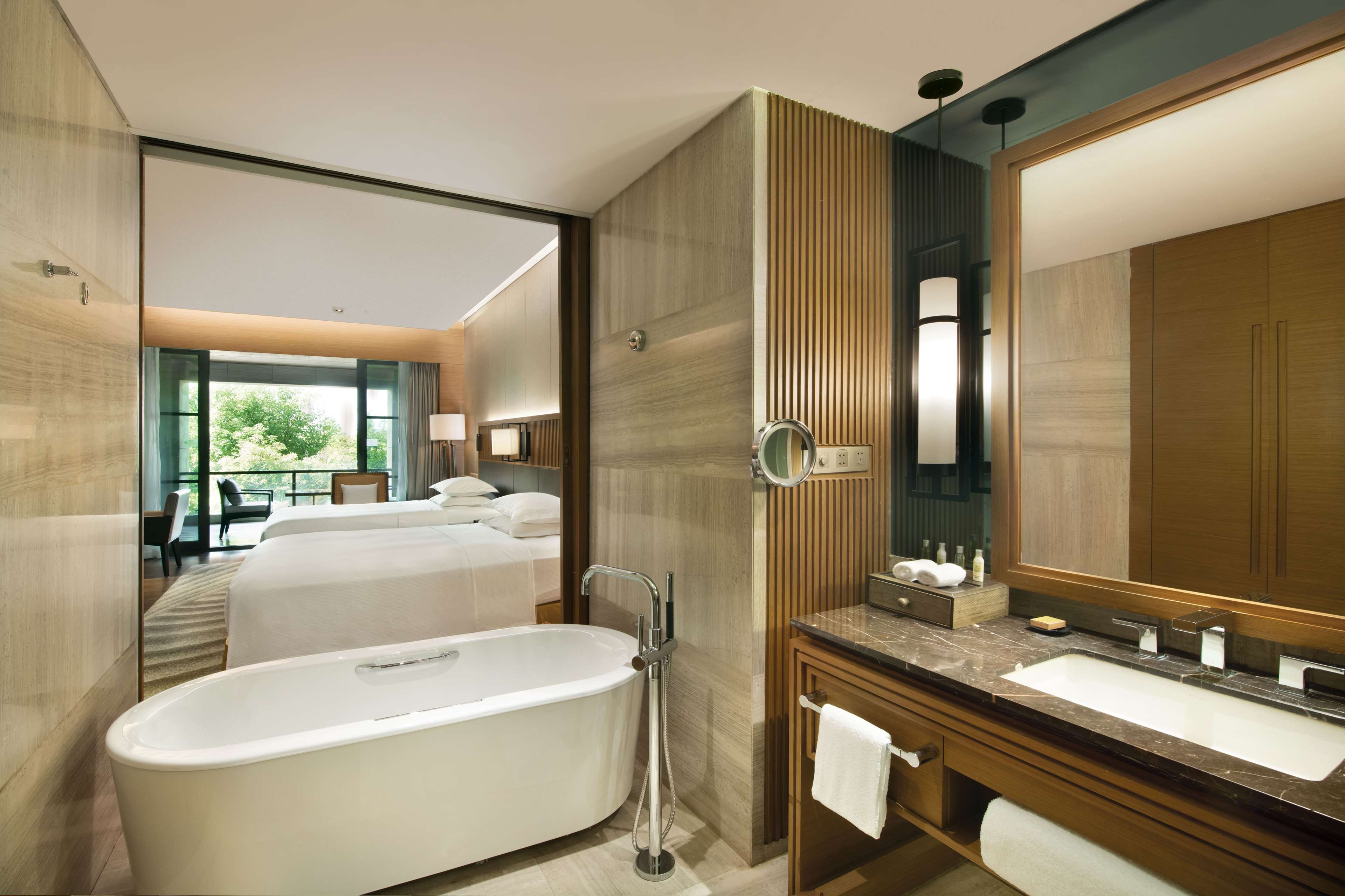 Hilton Wuhan Optics Valley Room Type - TWIN GUEST ROOM GARDENVIEW