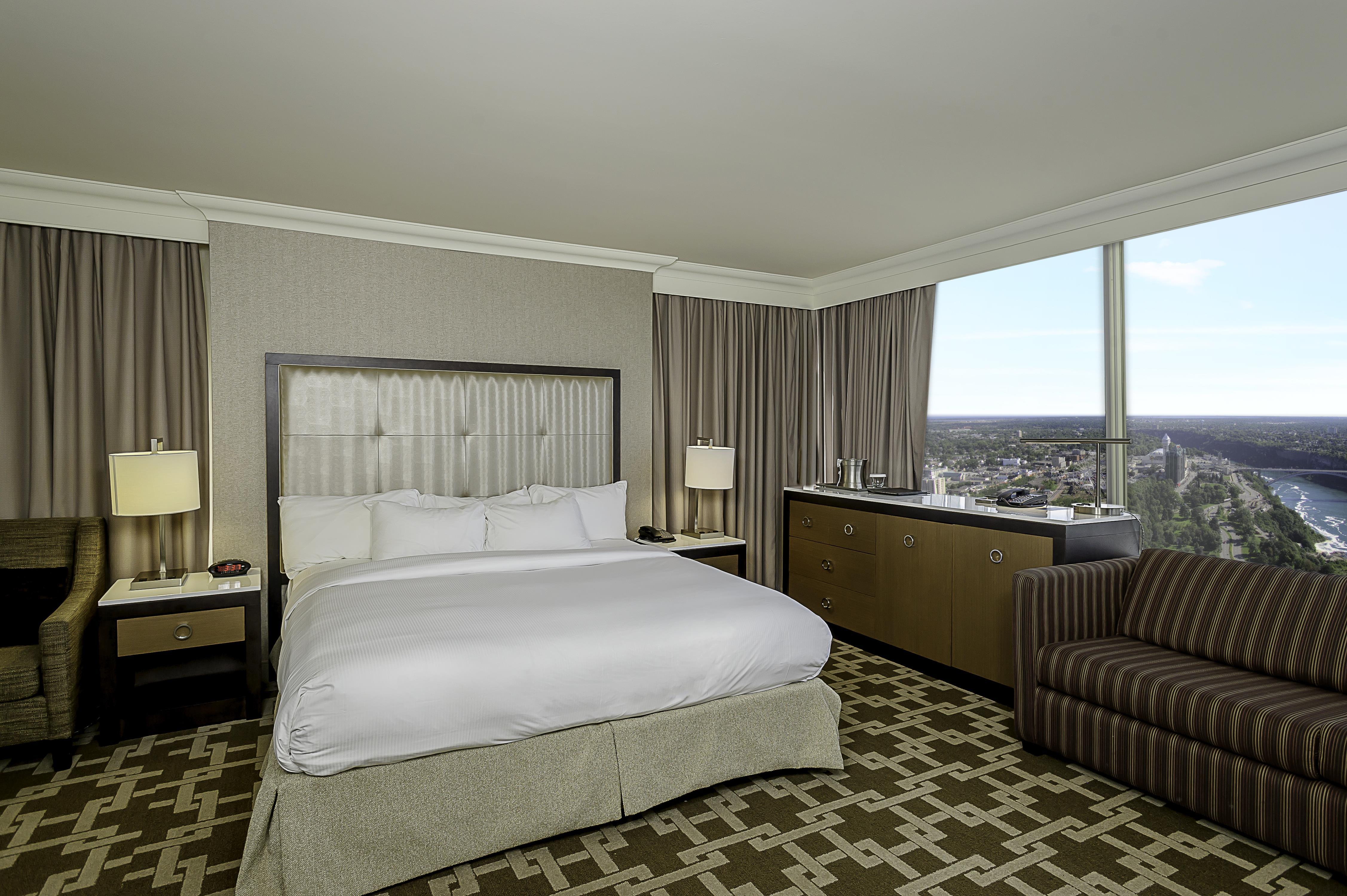 Hilton Niagara Falls/Fallsview Hotel & Suites Room Type - 1KG WHRPL STUDIO CAN/US VW