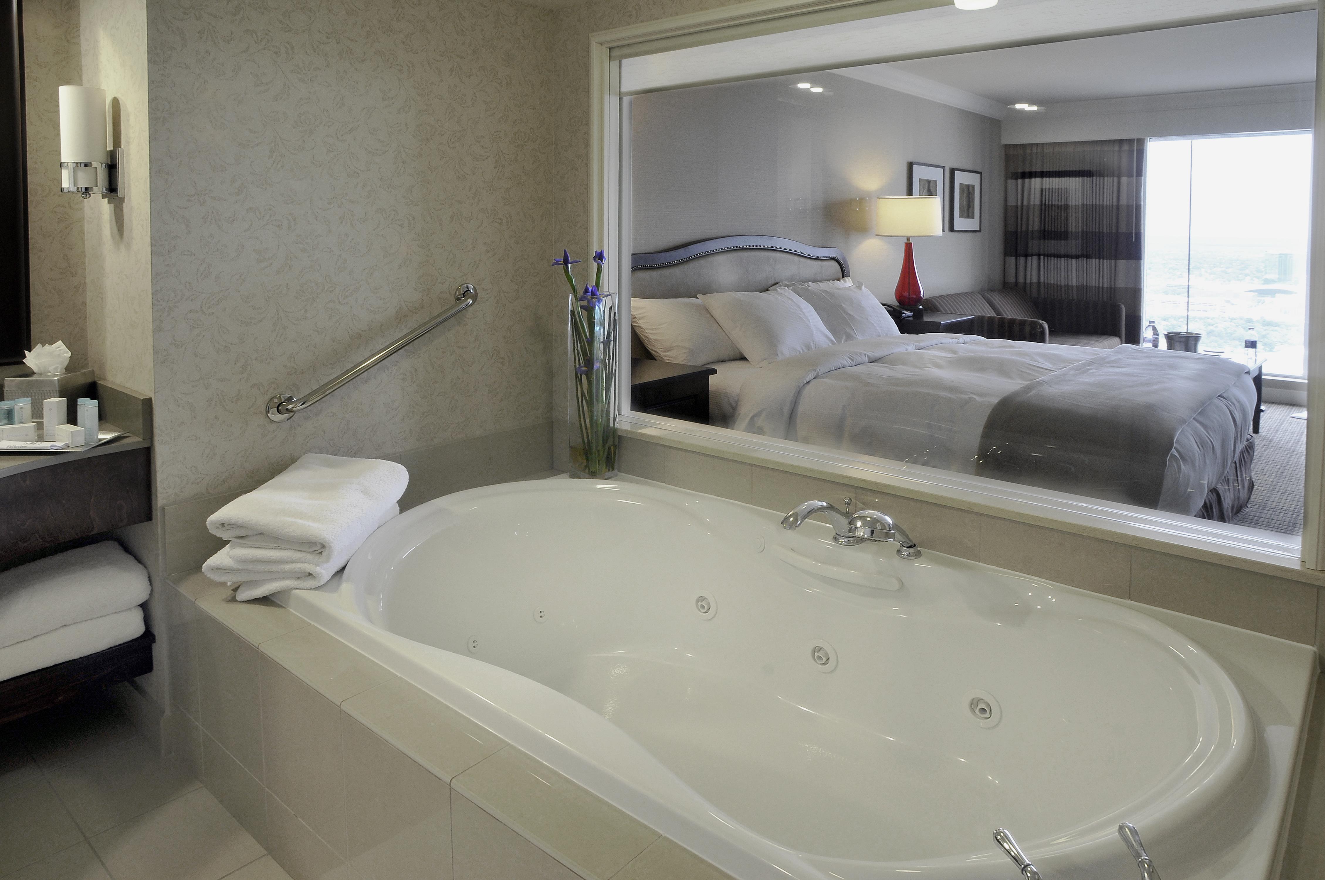 Hilton Niagara Falls/Fallsview Hotel & Suites Room Type - 1KG WHRLPL STUDIO USFALLVW