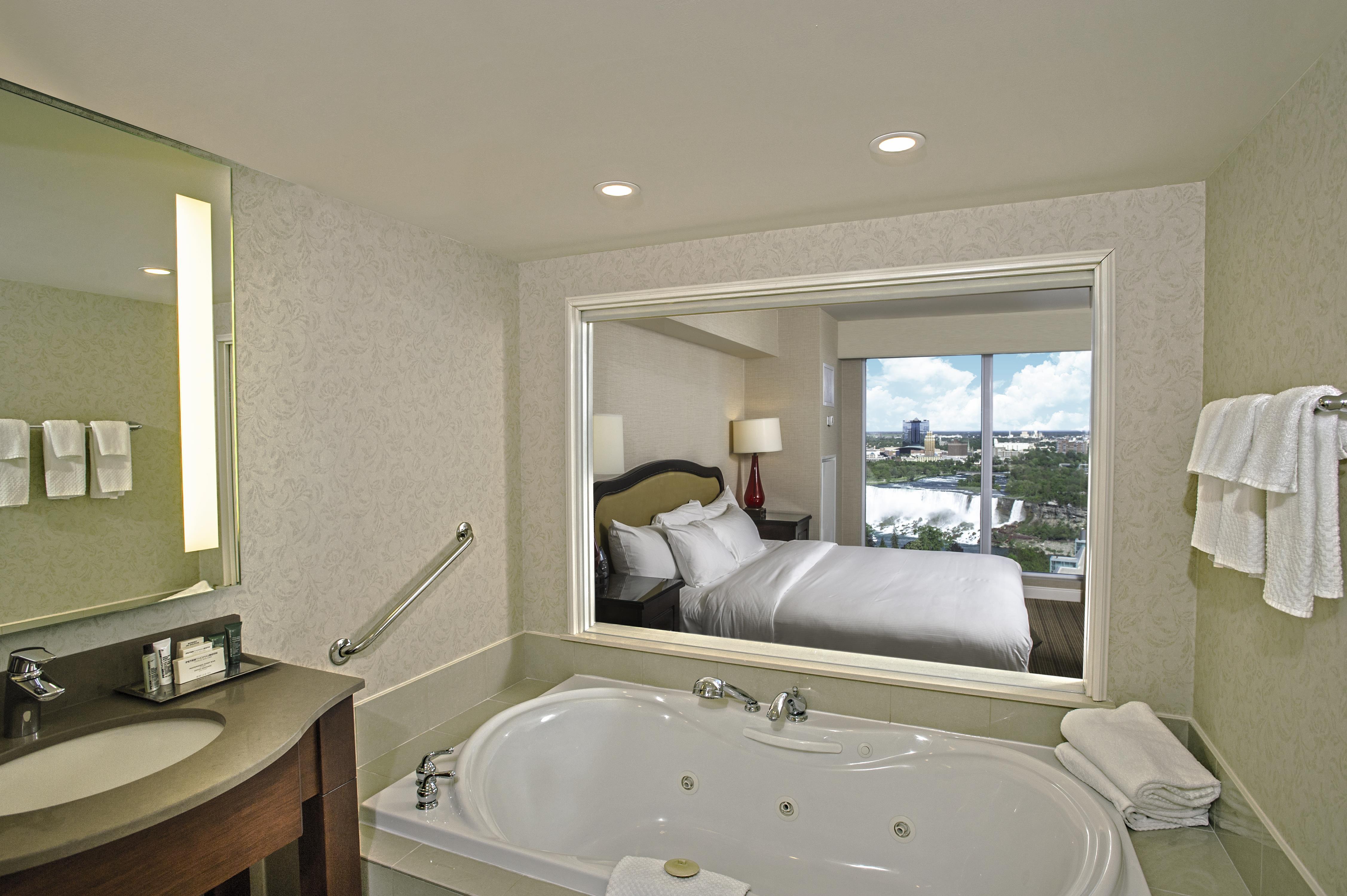 Hilton Niagara Falls/Fallsview Hotel & Suites Room Type - 1KING WHIRLPOOL US FALLSVW