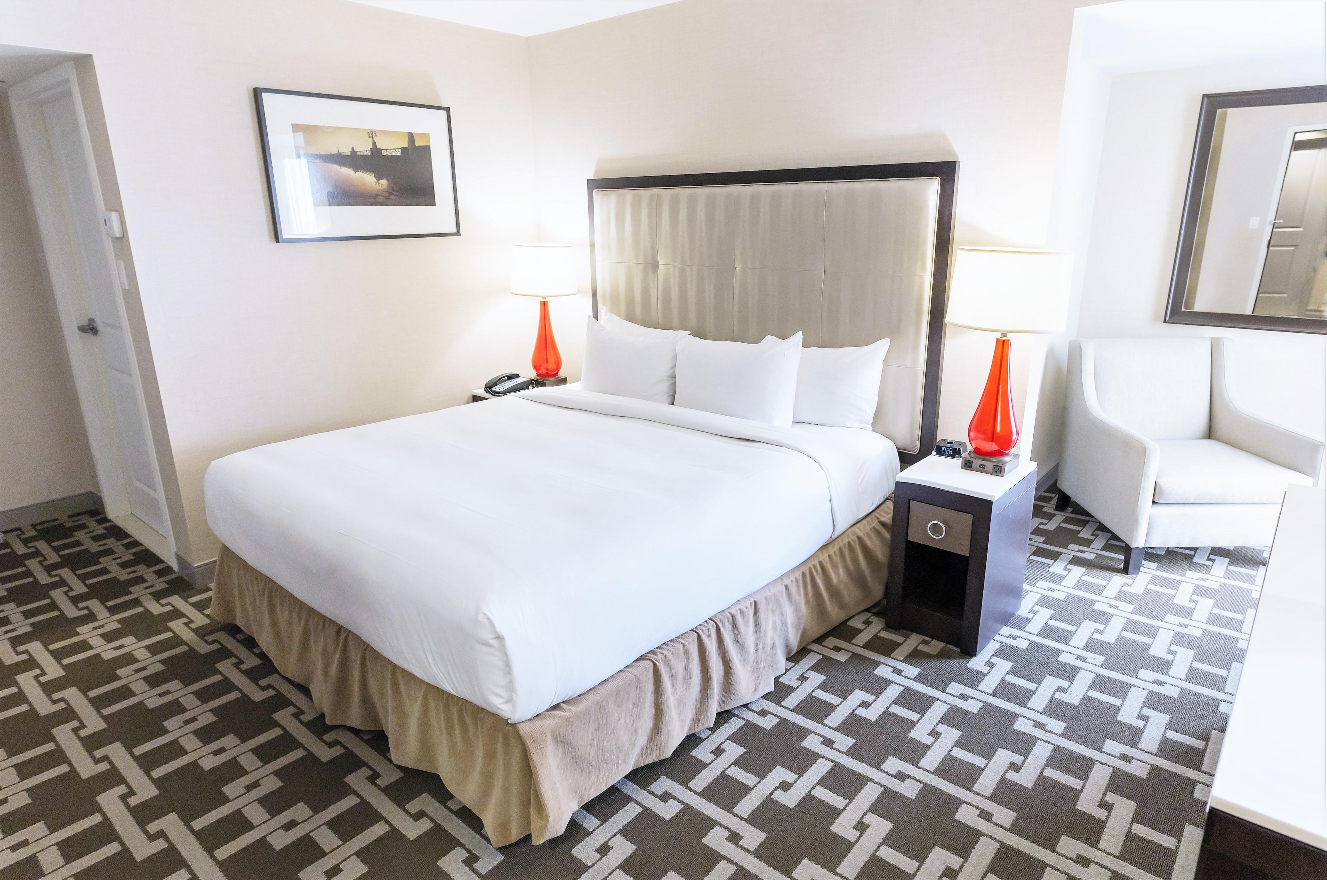 Hilton Niagara Falls/Fallsview Hotel & Suites Room Type - 1 KING CANADIAN FALLSVIEW