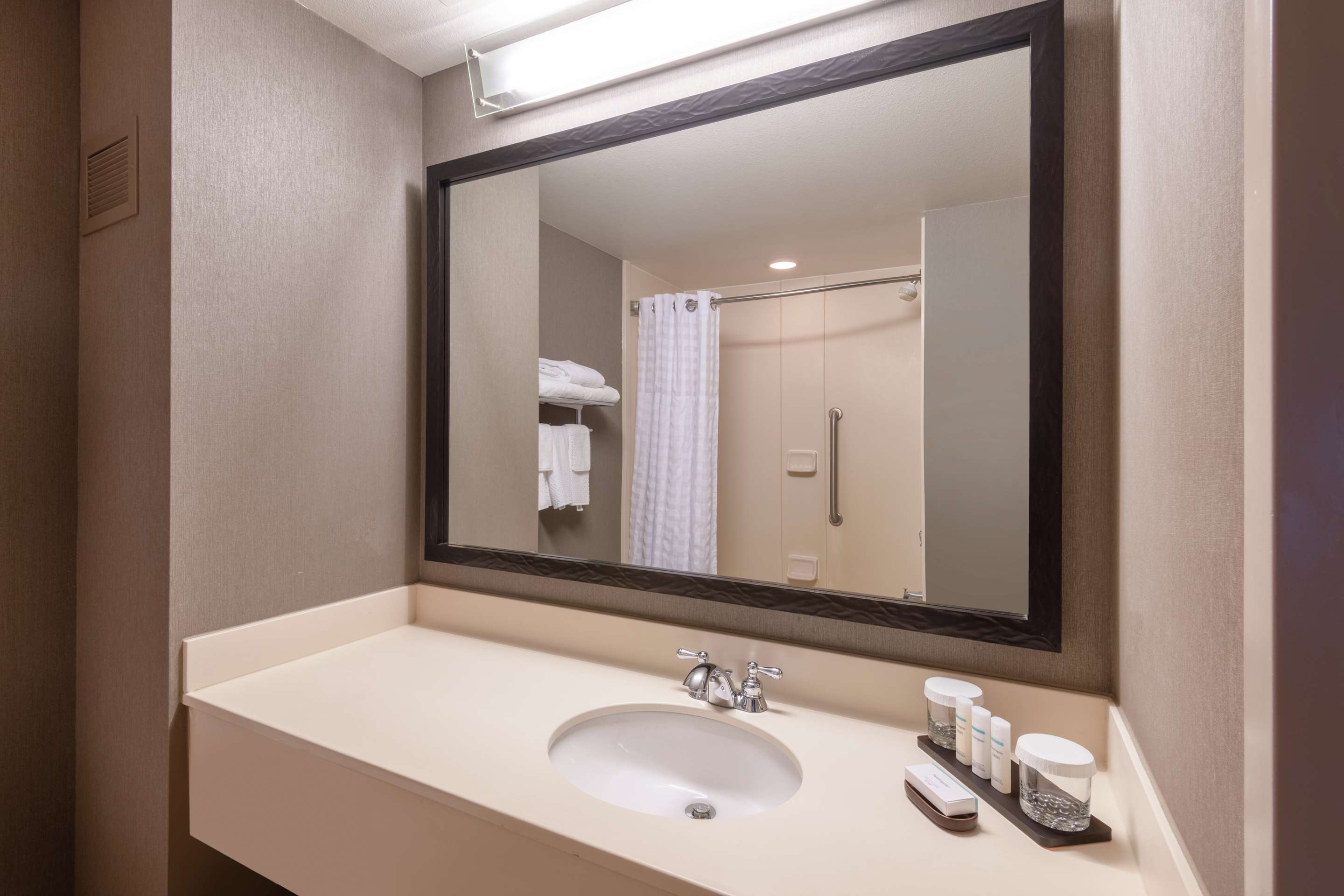 Guest room bath