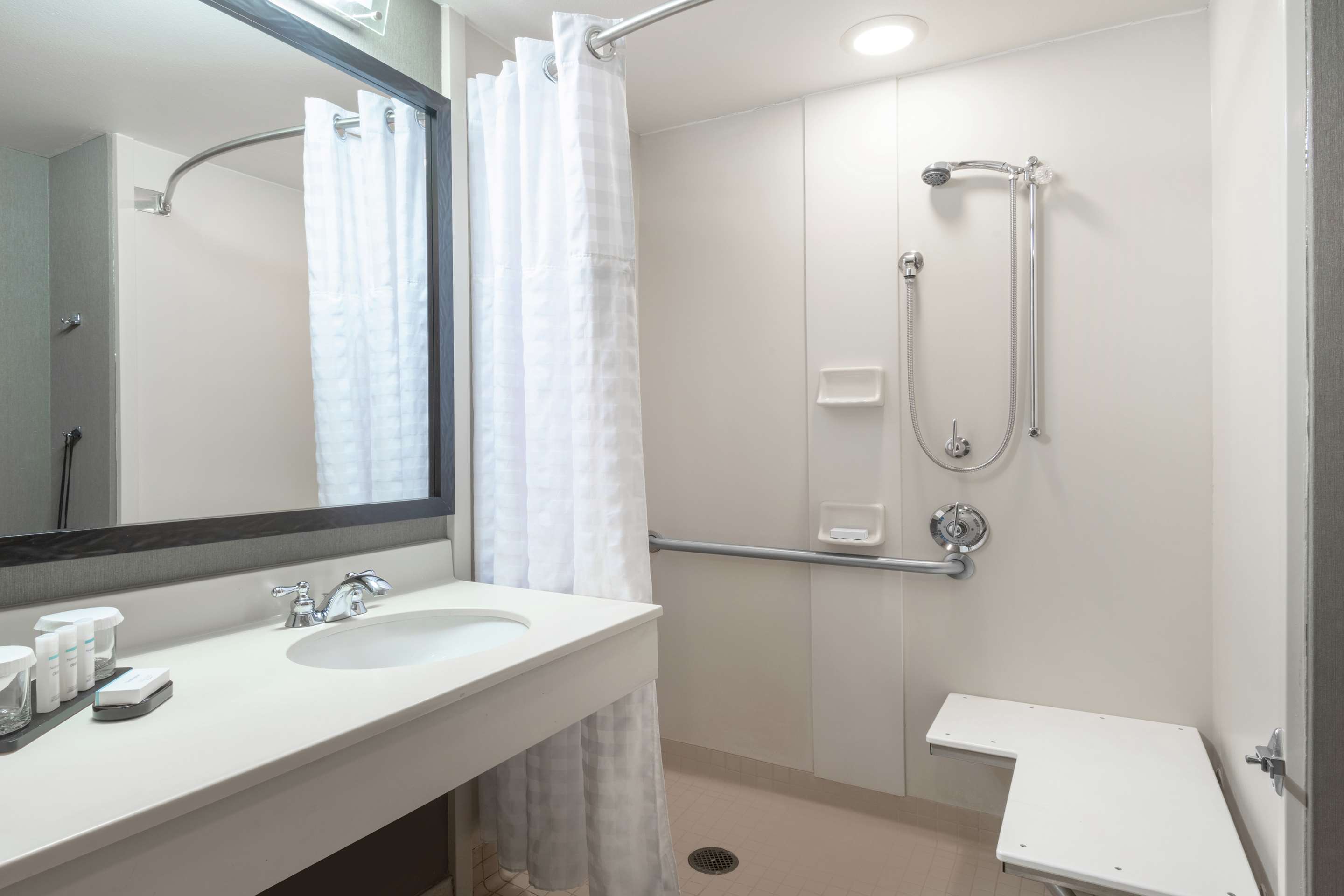 Guest room bath