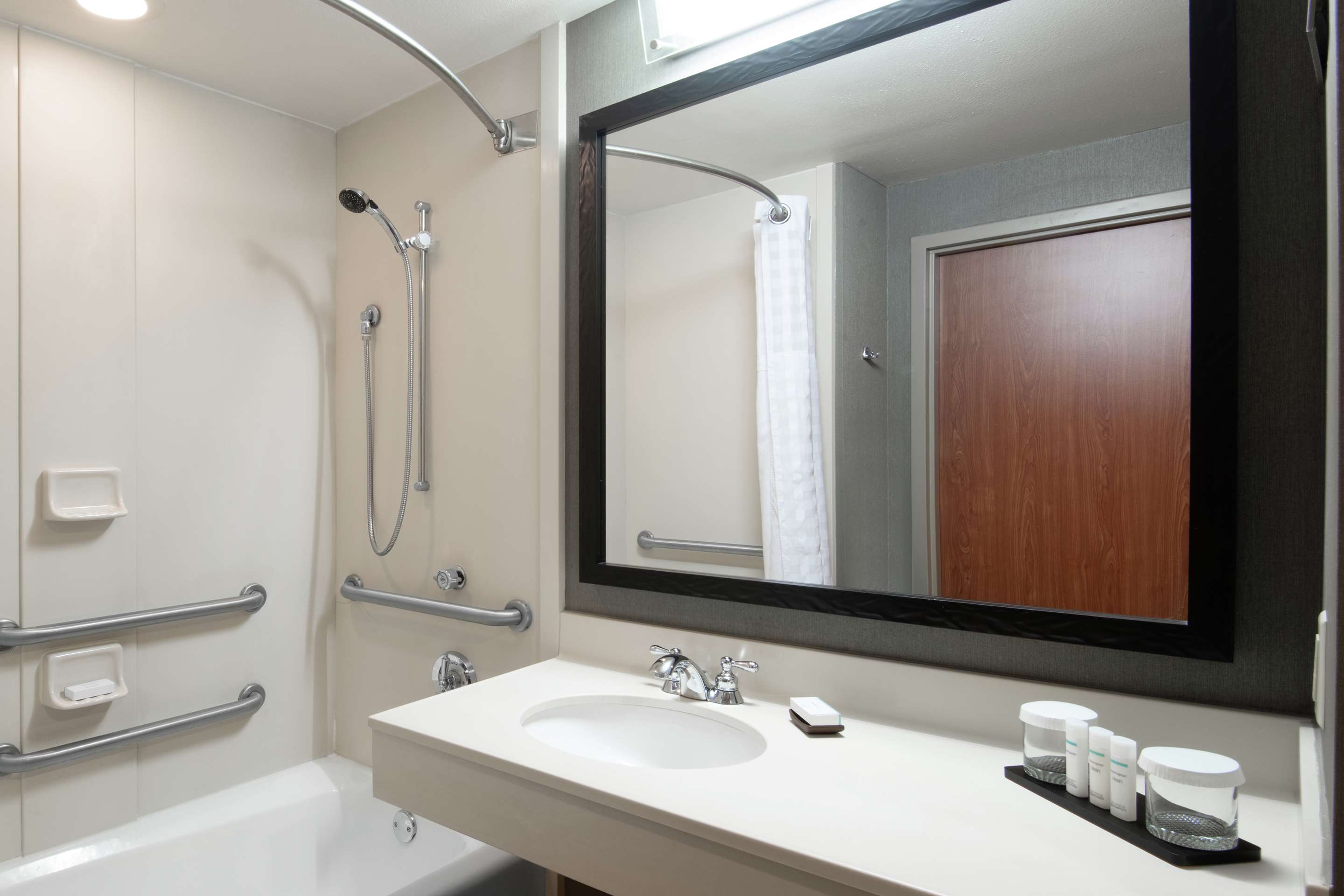 Guest room bath