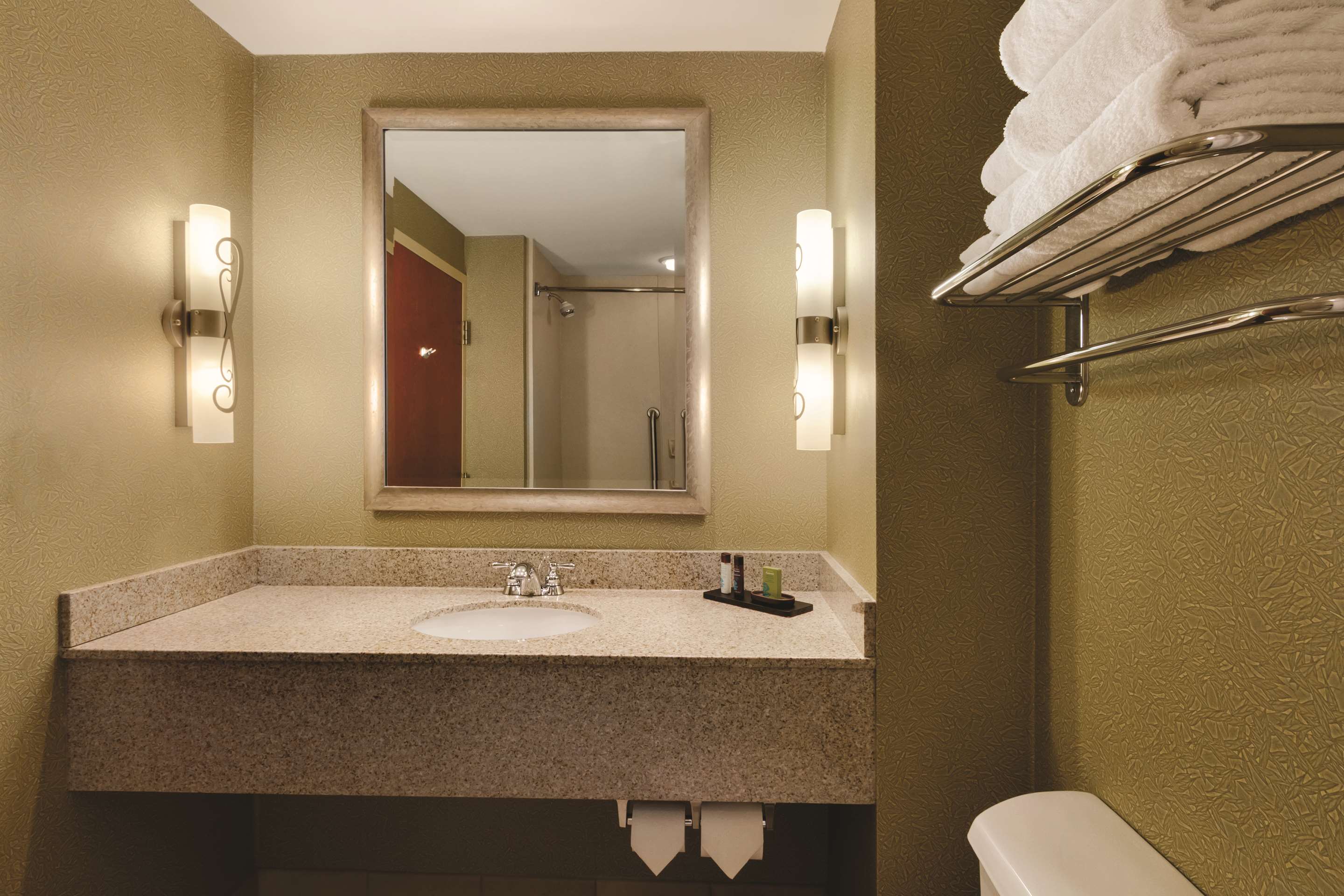 Guest room bath